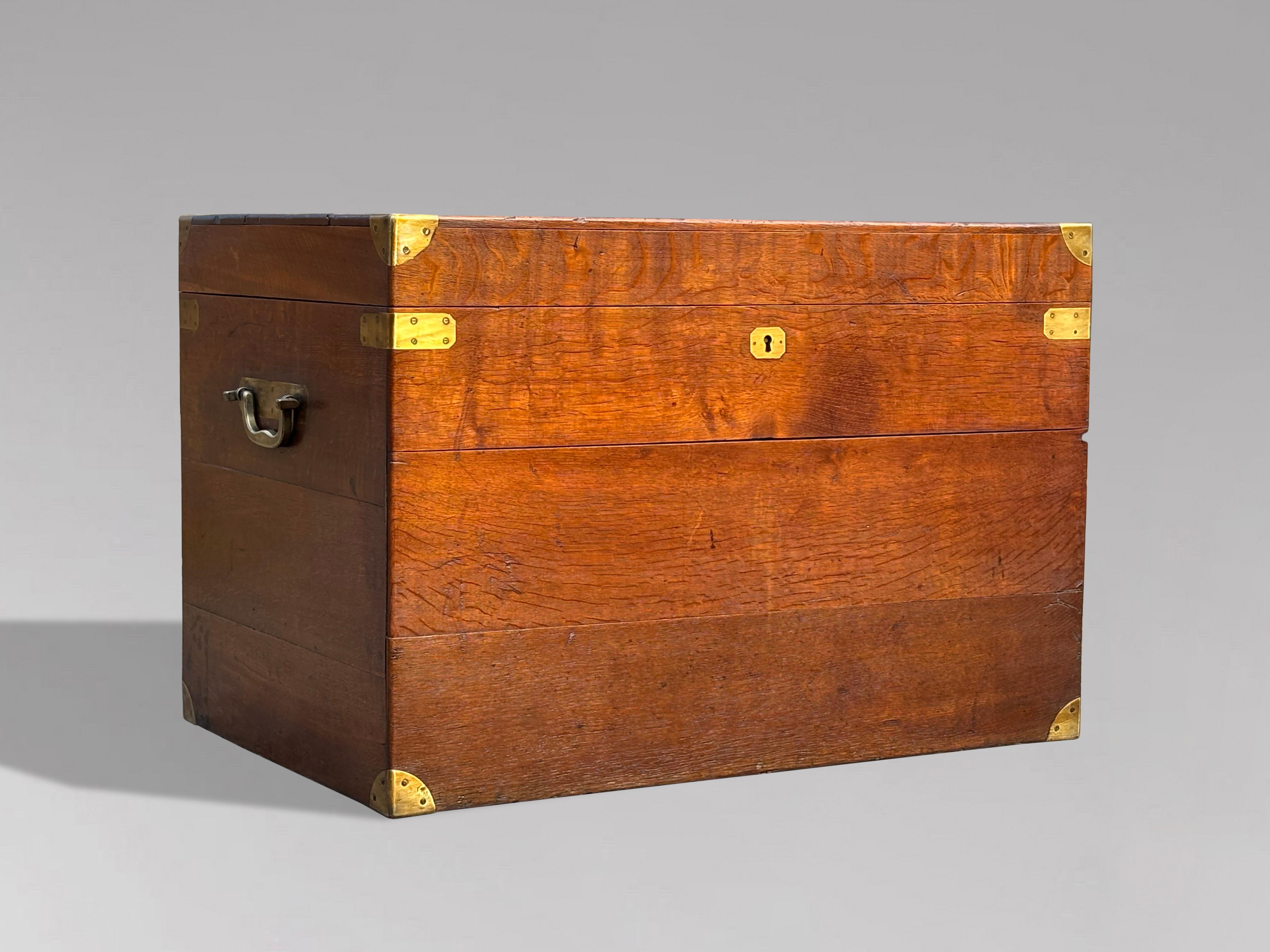 Baule da viaggio di epoca vittoriana del 19° secolo, in Oak e ottone in vendita 2