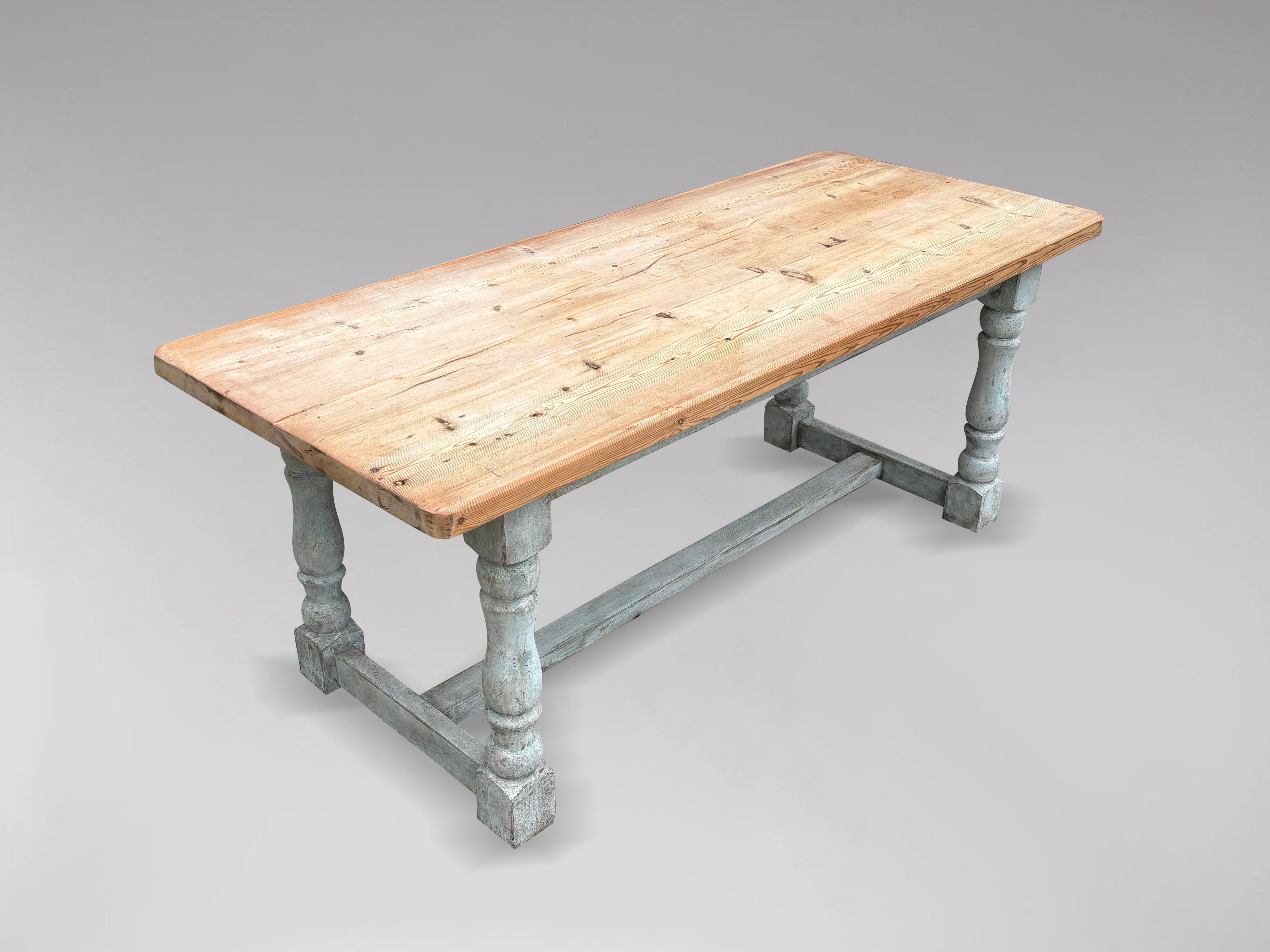 Charmante table de cuisine ou de salle à manger de ferme en pin du 19e siècle de l'époque victorienne. Un plateau en pin épais et propre, sur une base peinte, avec un pied balustre tourné et une traverse en H. La couleur et la patine de la base sont