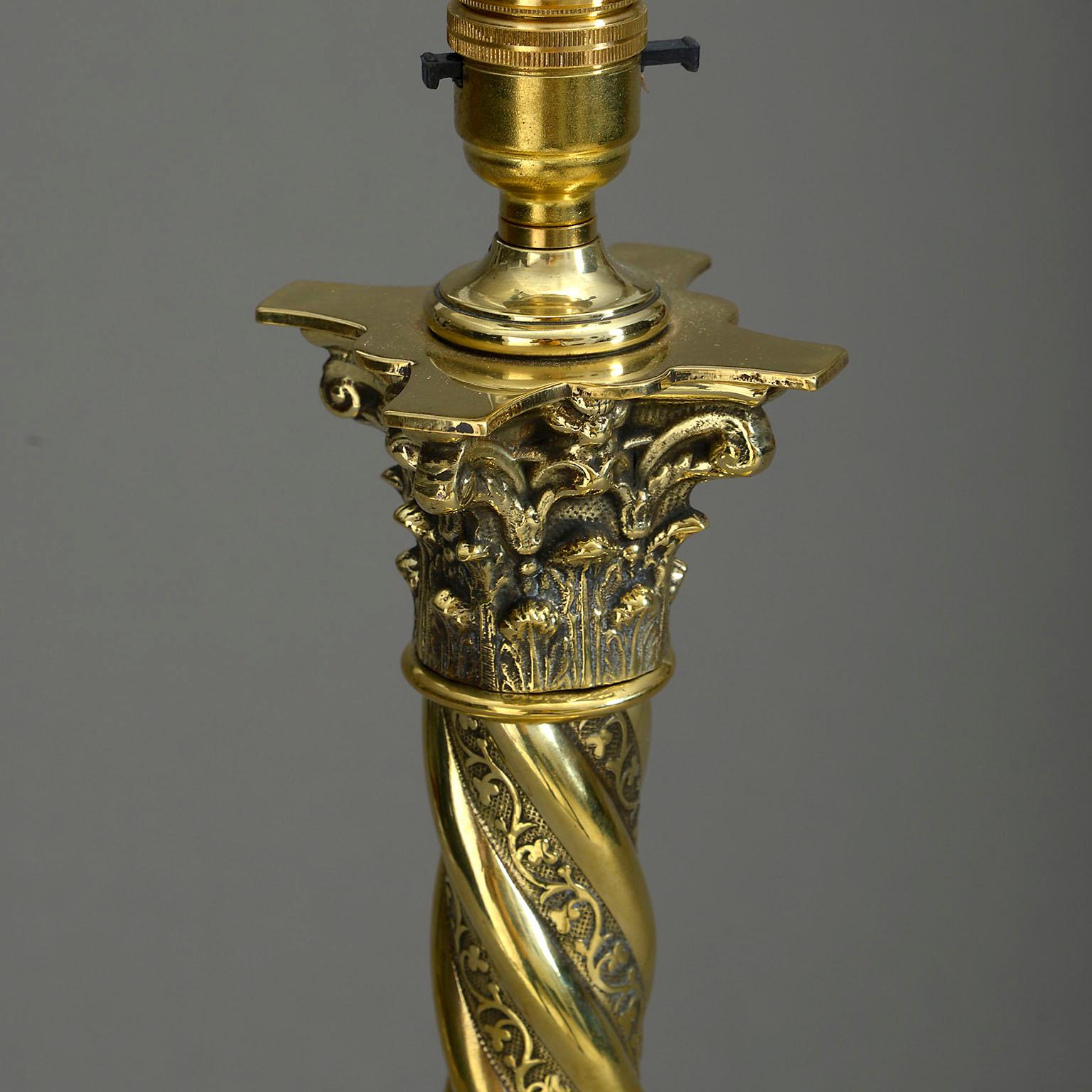 Victorien Lampe à colonne en laiton poli, 19ème siècle, période victorienne