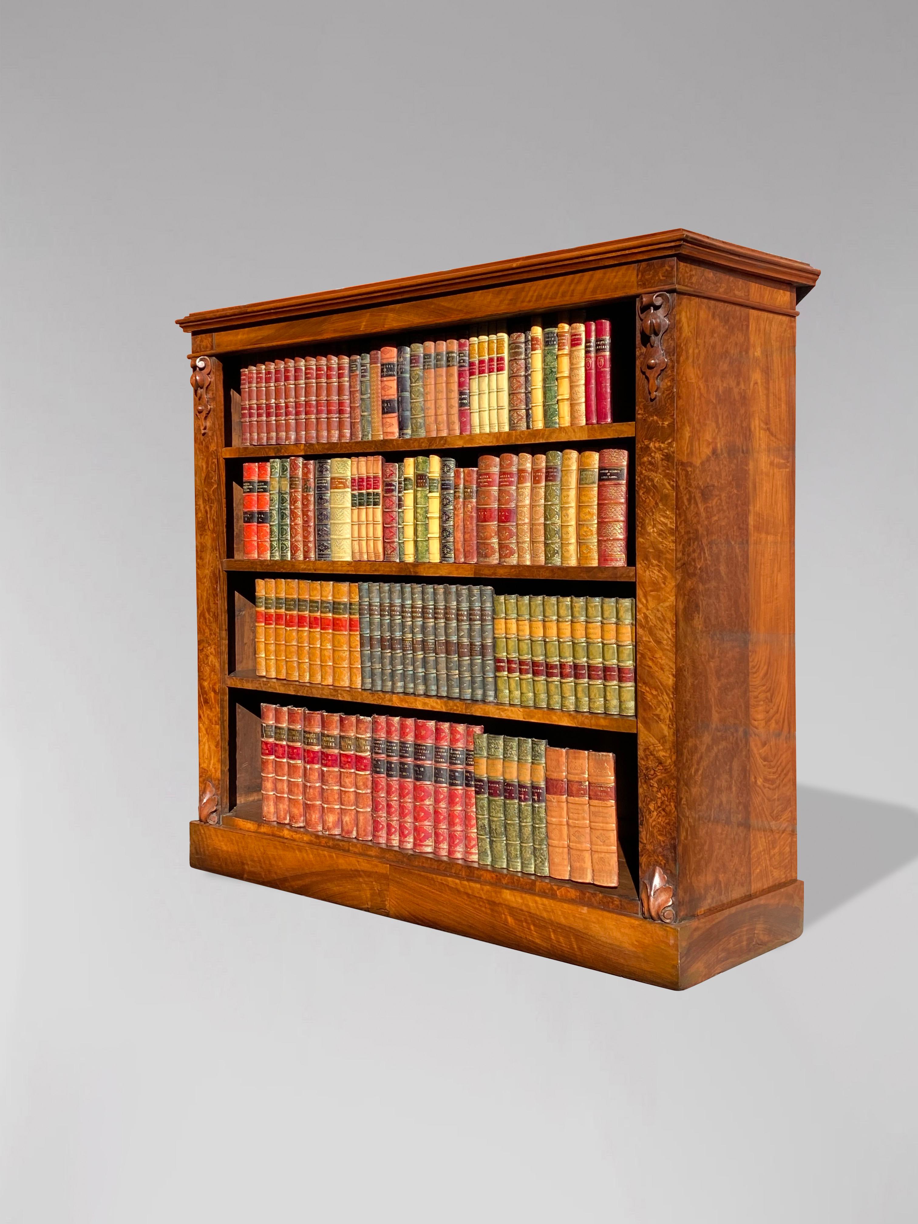 Libreria a giorno in noce di epoca vittoriana del XIX secolo 1