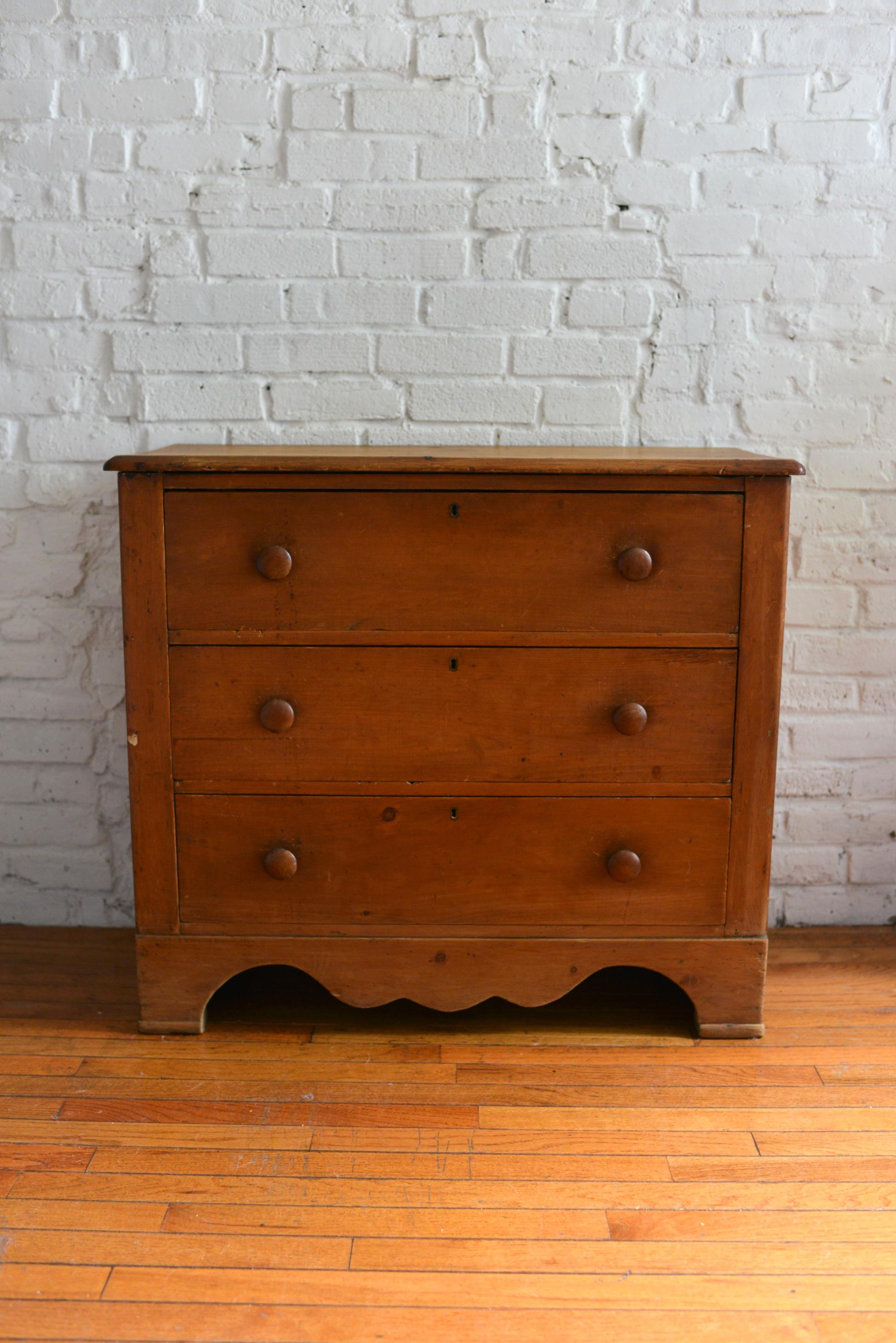 Beautiful 19th century pine chest of drawers. This handsome solid-wood dresser features three sizable drawers, beautiful patina-ed pine and knapp joints, also known as pin and cove or half moon joints. The piece has keyhole drawers and solid