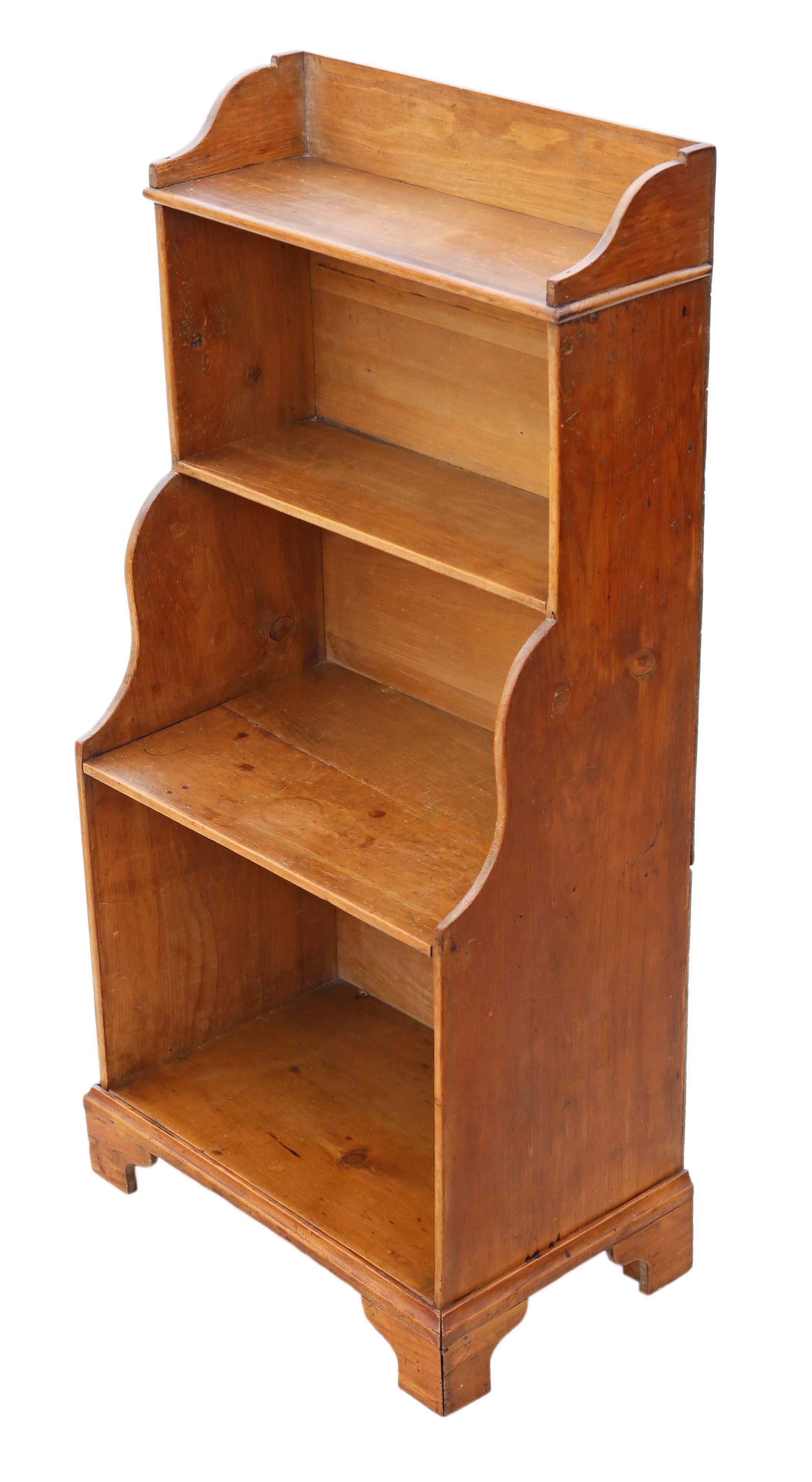 Antique 19th century Victorian pine waterfall bookcase or shelves.
Solid and strong, with no loose joints. No woodworm.
Would look great in the right location!
Overall maximum dimensions: 49cm W x 31cm D x 100cm H.
Bottom shelf 43cm W x 28cm D x