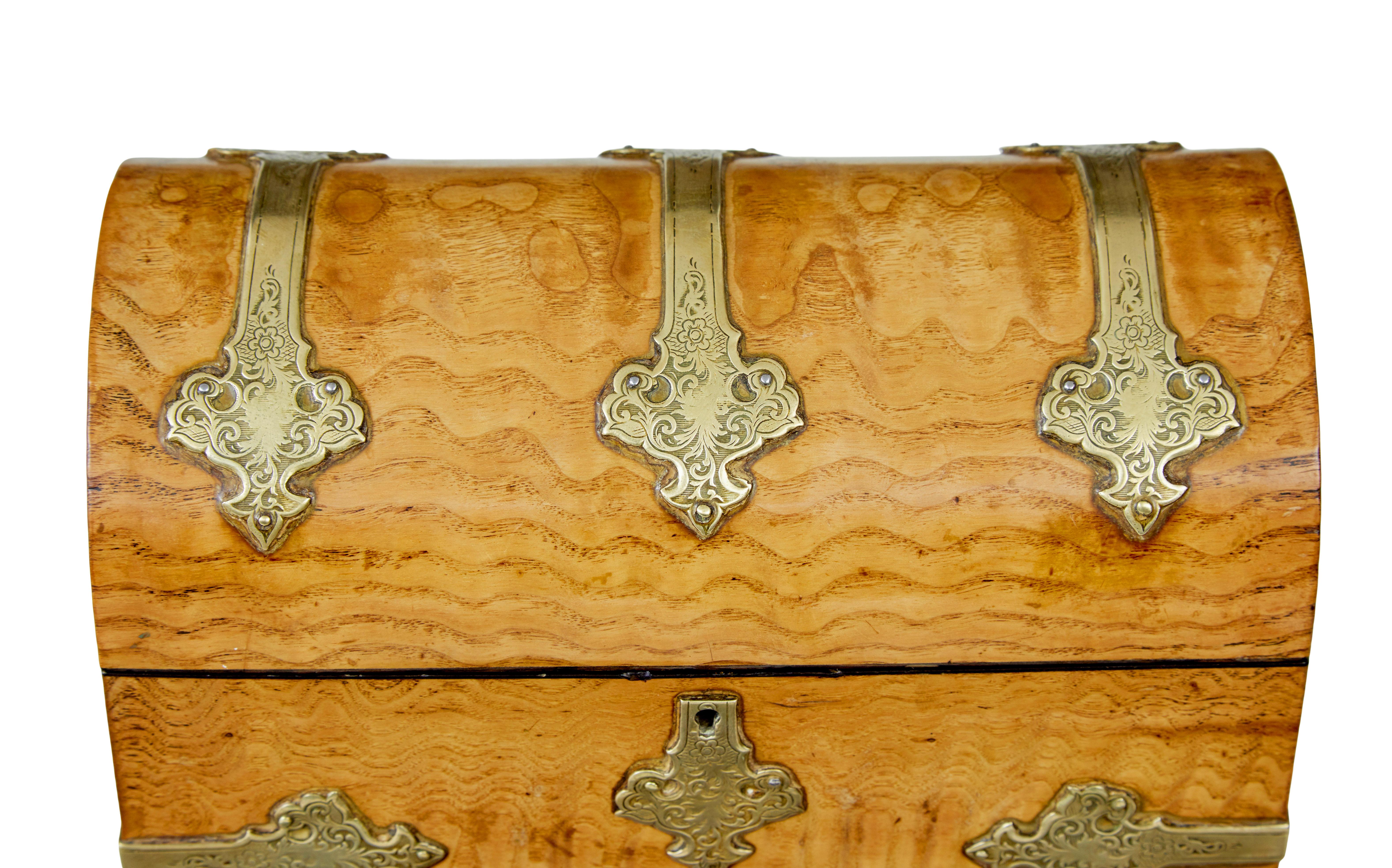 Caja estacionaria victoriana del siglo XIX de madera de roble y cúpula de latón en venta 3