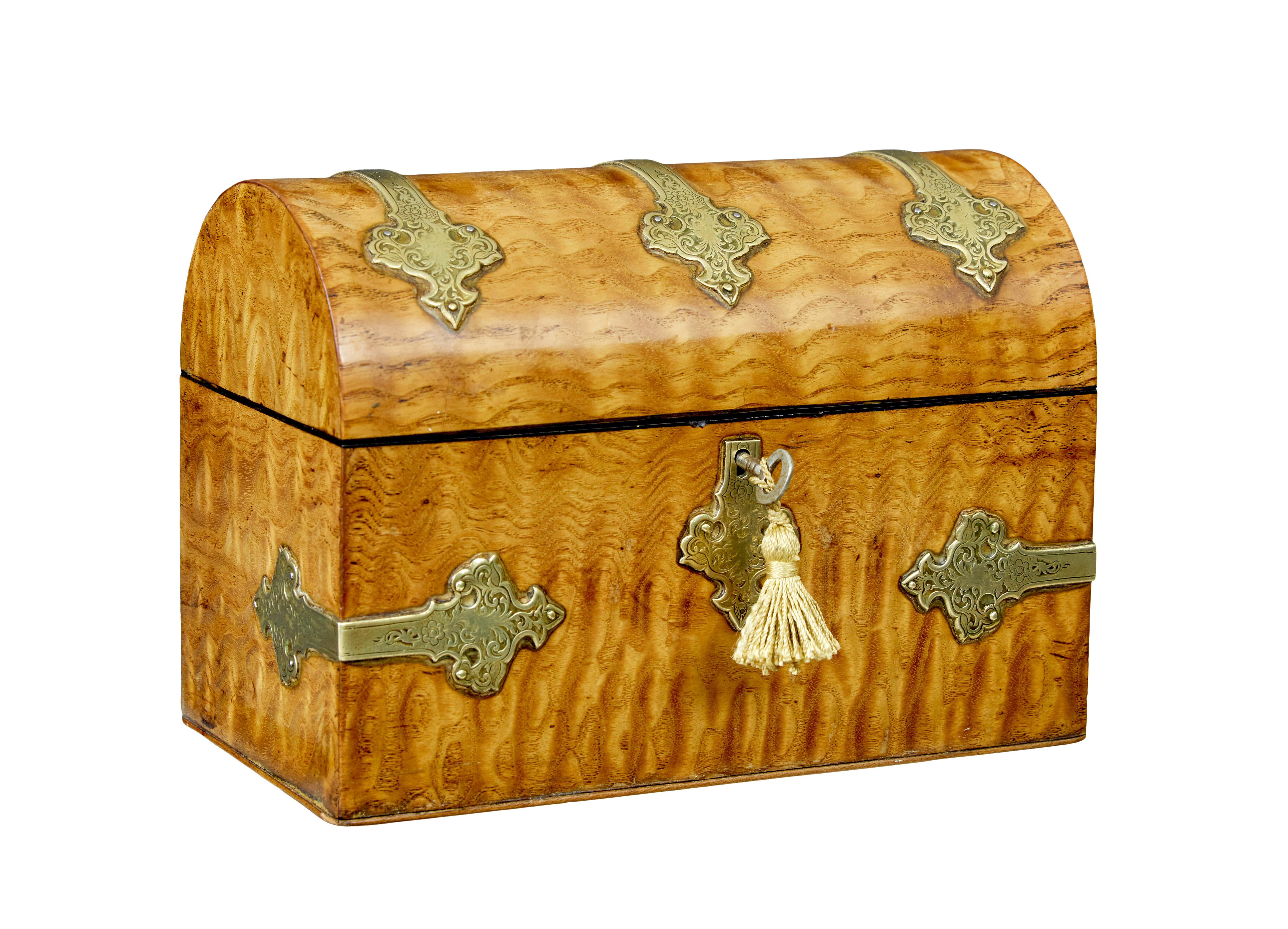 Caja estacionaria victoriana del siglo xix de madera de roble y cúpula de latón, hacia 1890.

Hermosa pieza de almacenamiento de sobremesa de calidad.  Todas las superficies exteriores son de roble fiddleback y están decoradas con tiras y escudos de