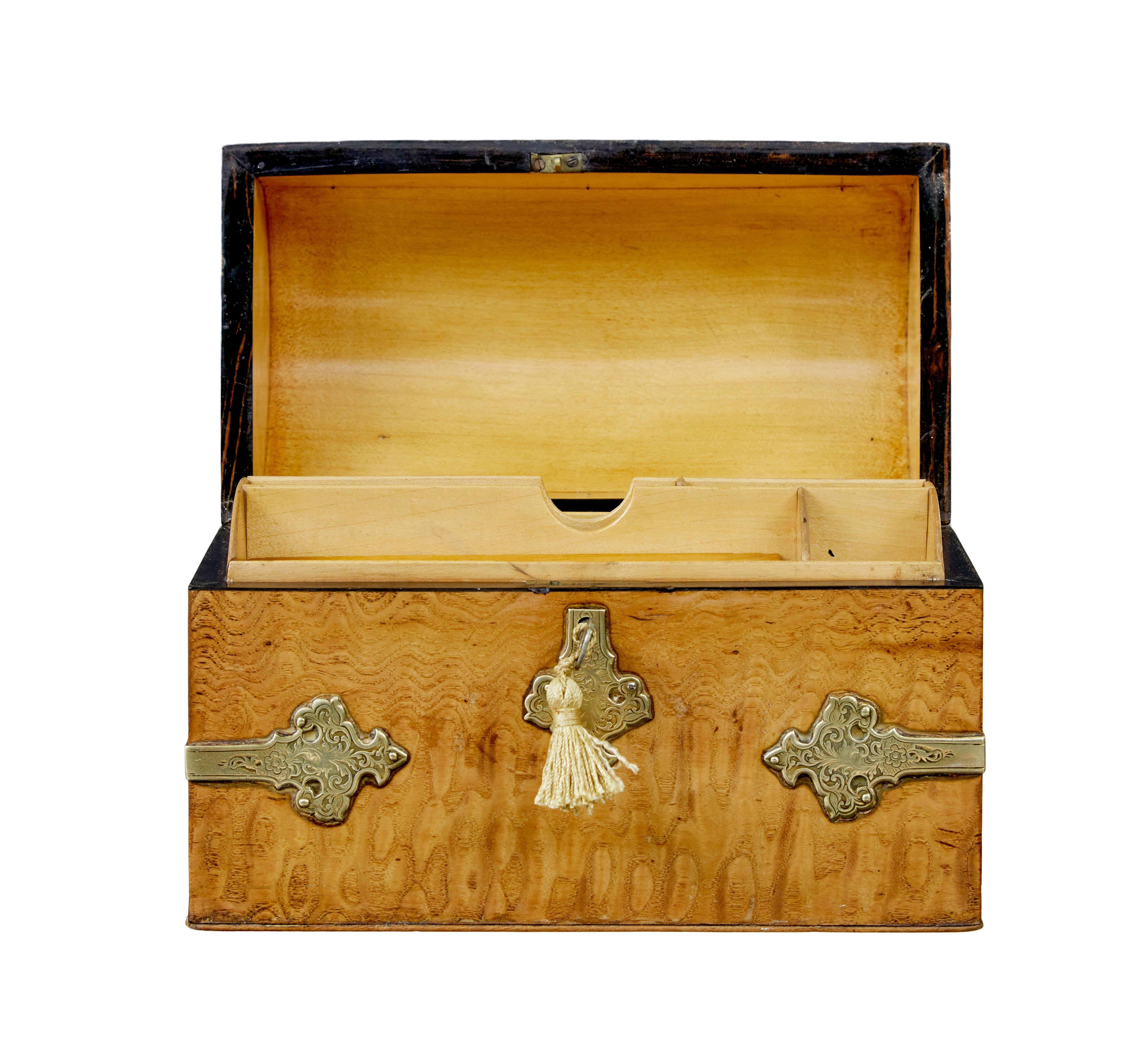 Caja estacionaria victoriana del siglo XIX de madera de roble y cúpula de latón Inglés en venta