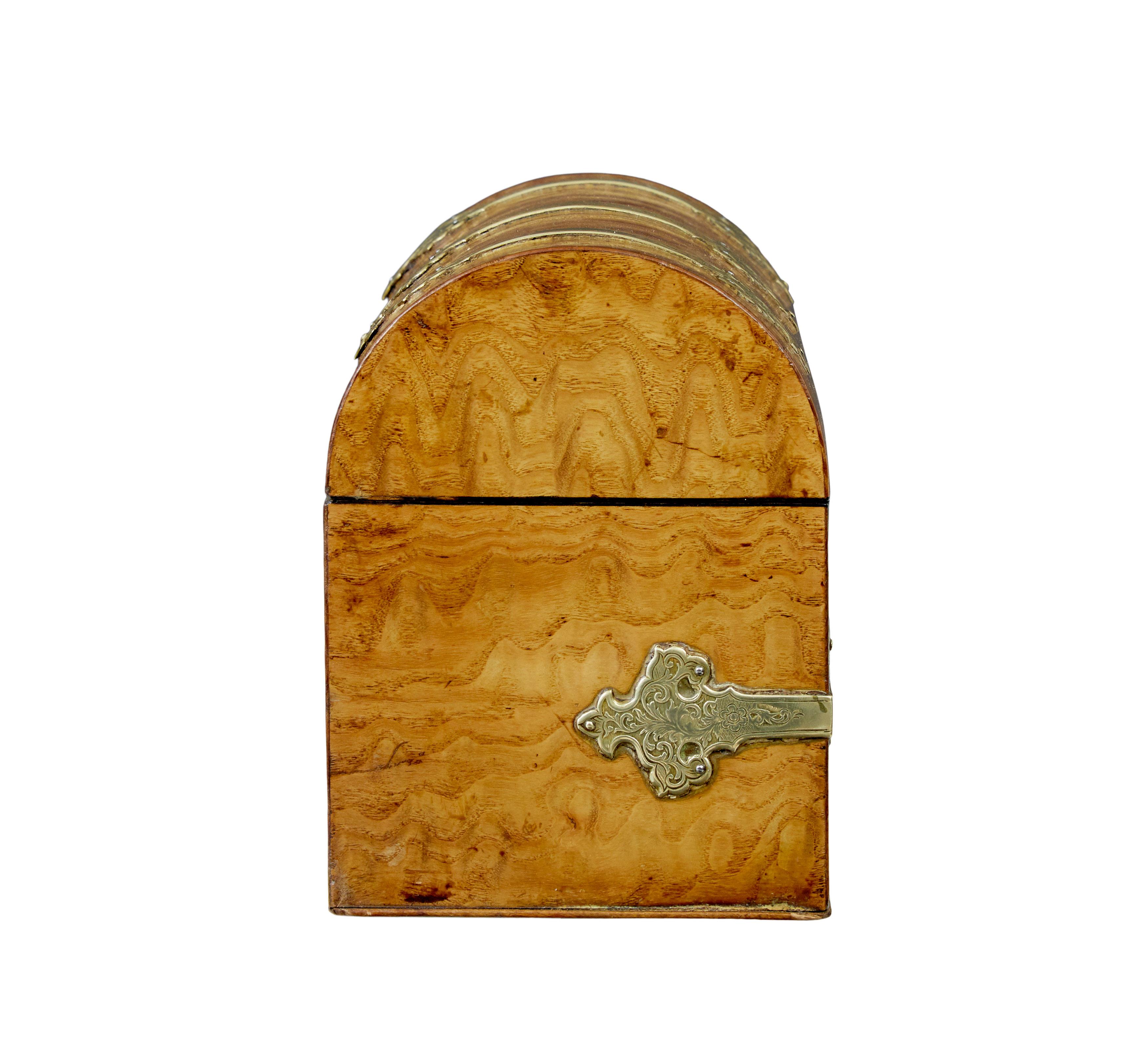 Caja estacionaria victoriana del siglo XIX de madera de roble y cúpula de latón Latón en venta