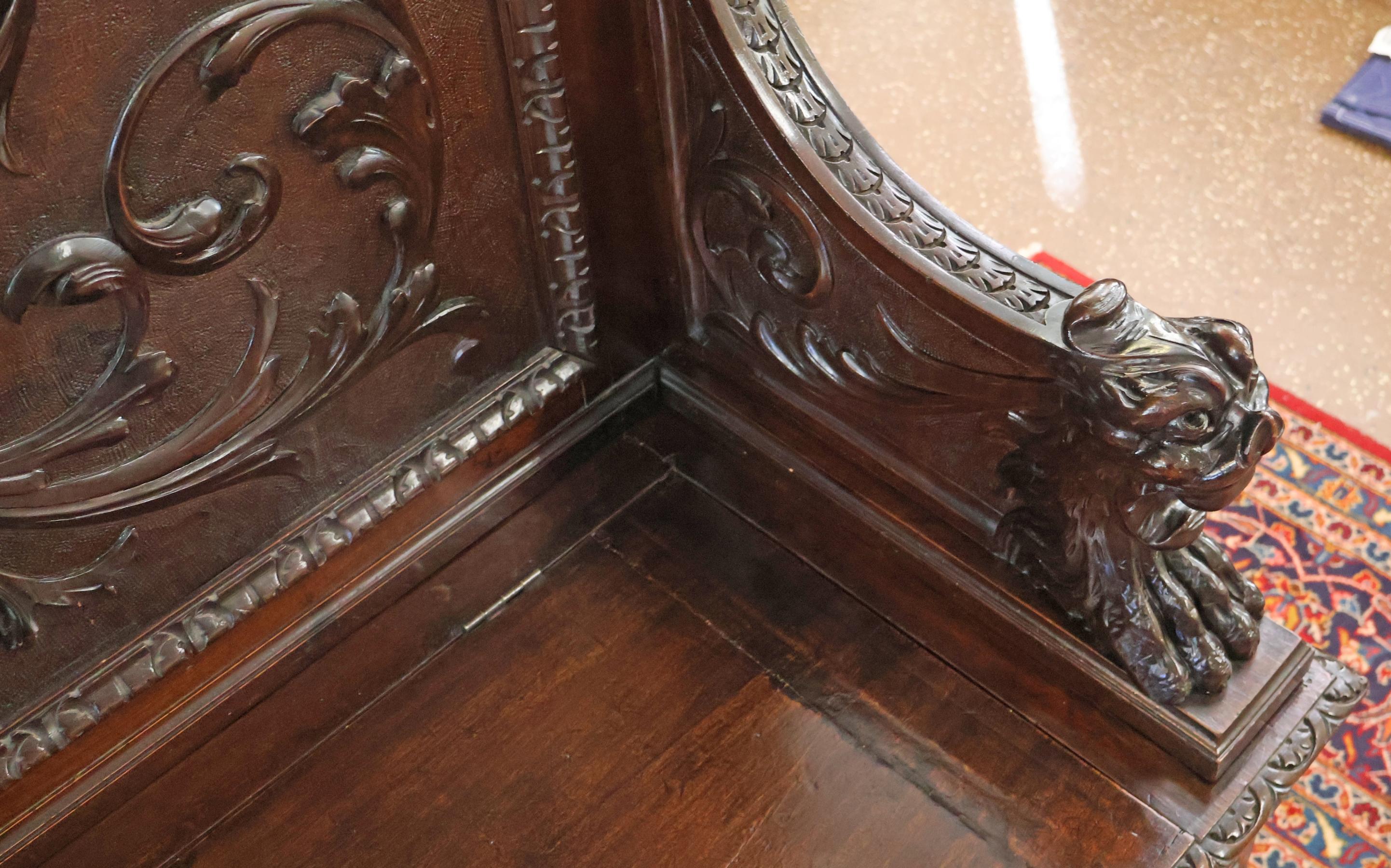 19th Century Victorian Renaissance Revival Carved Mahogany Settee Bench in vendita 3