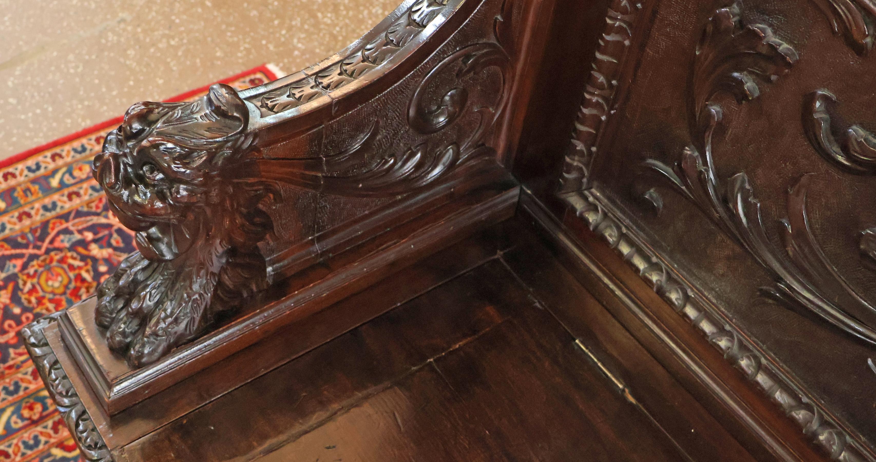 19th Century Victorian Renaissance Revival Carved Mahogany Settee Bench in vendita 4