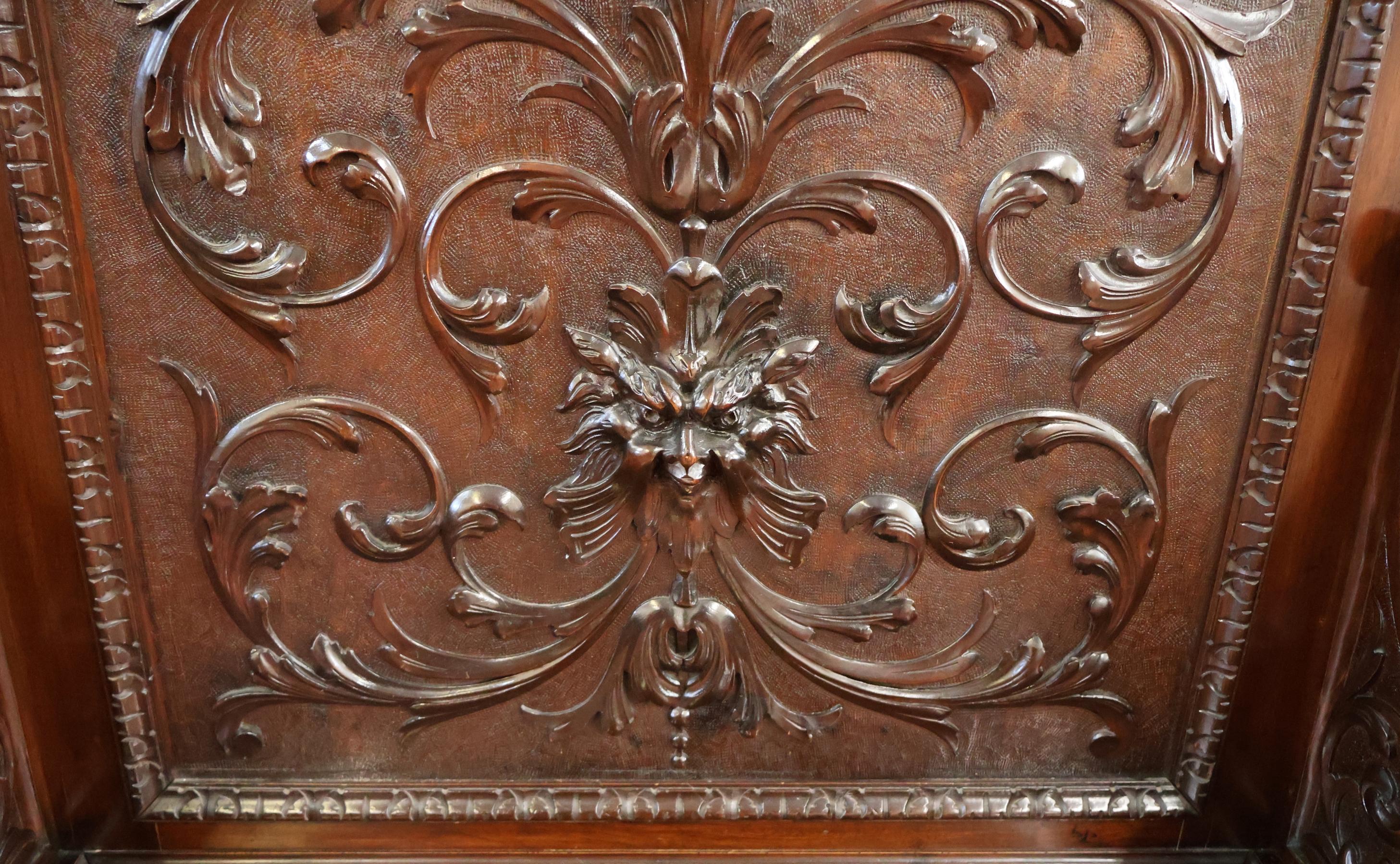 19th Century Victorian Renaissance Revival Carved Mahogany Settee Bench in vendita 5