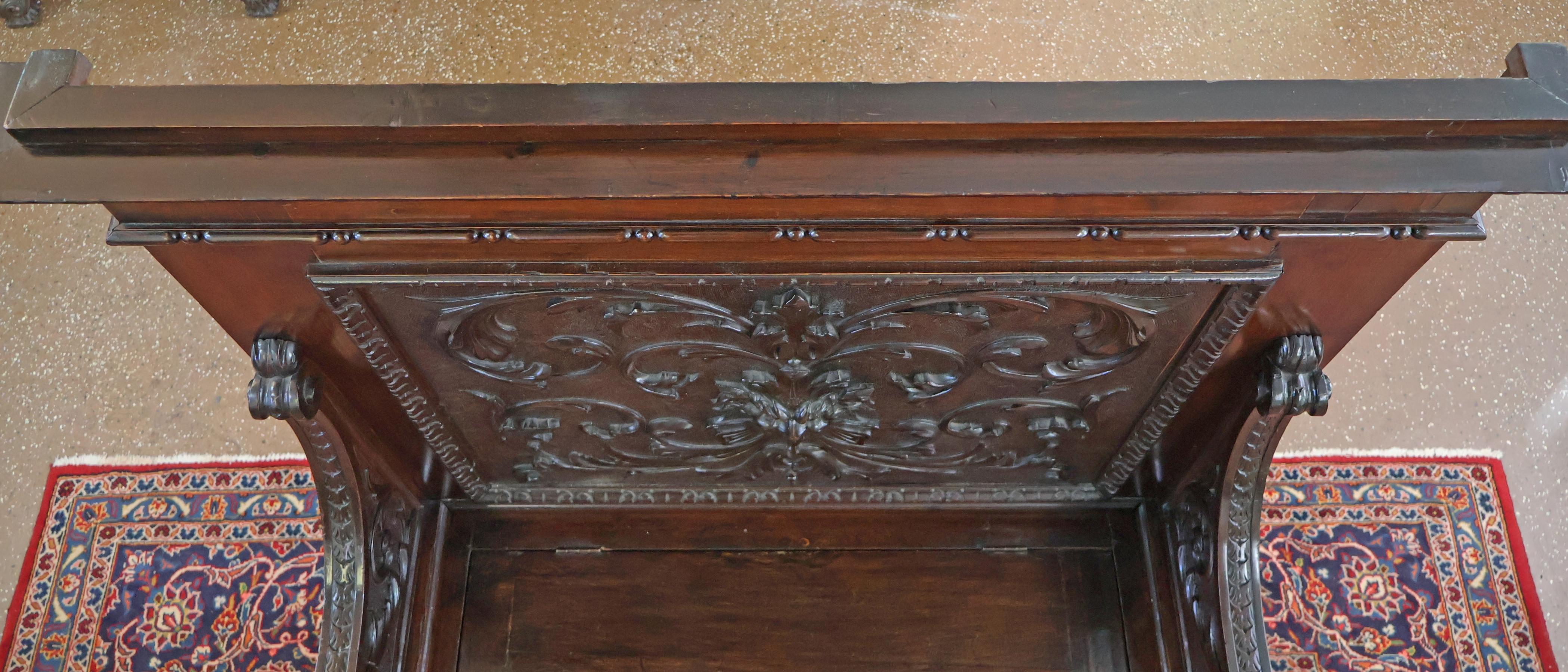 19th Century Victorian Renaissance Revival Carved Mahogany Settee Bench in vendita 7