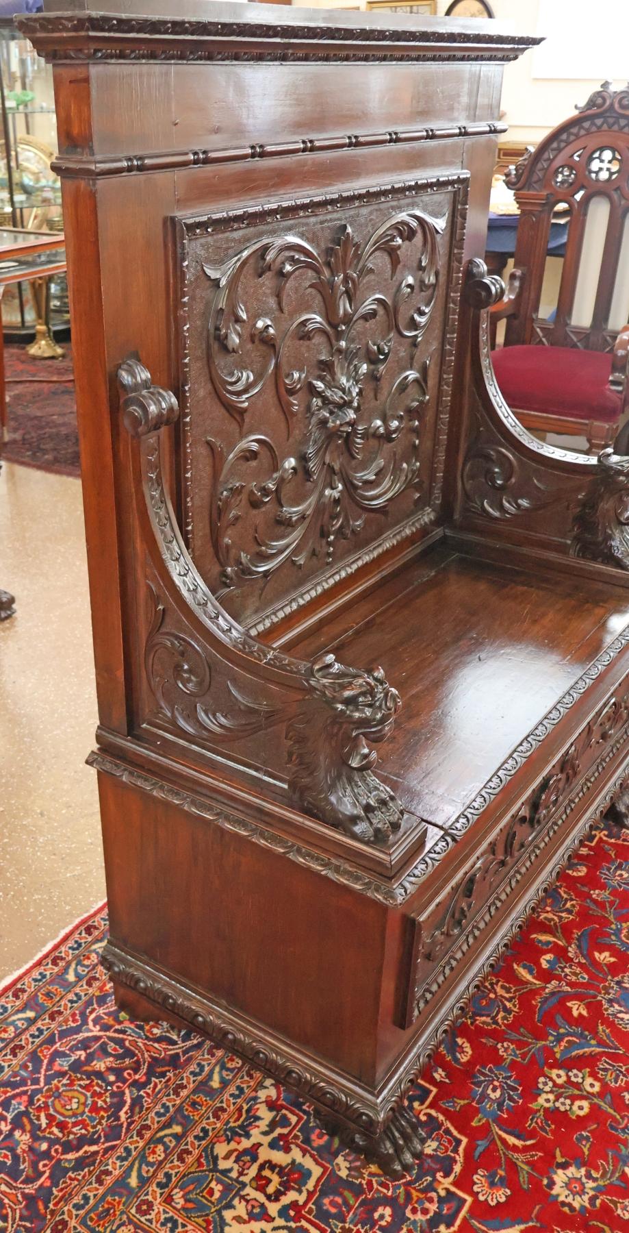 19th Century Victorian Renaissance Revival Carved Mahogany Settee Bench In condizioni buone in vendita a Long Branch, NJ