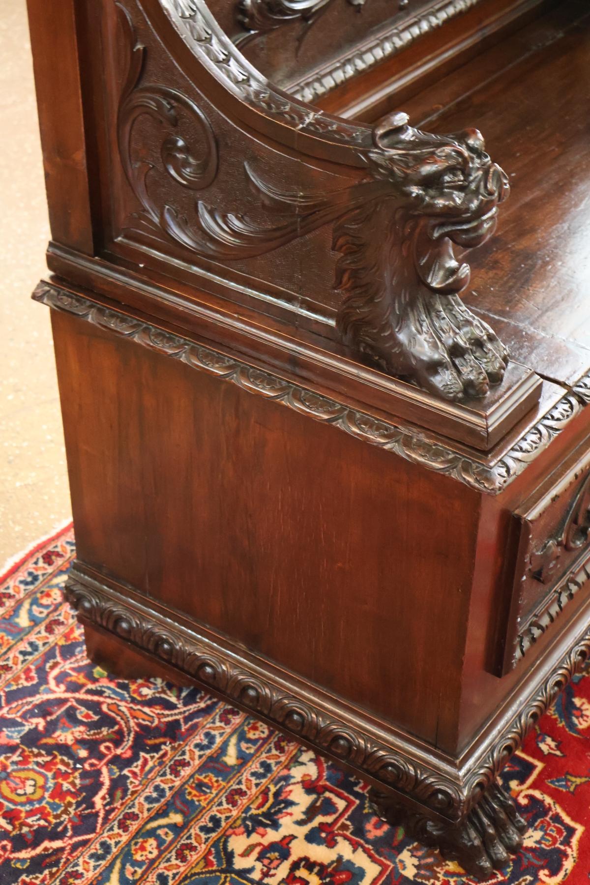 Fine XIX secolo 19th Century Victorian Renaissance Revival Carved Mahogany Settee Bench in vendita