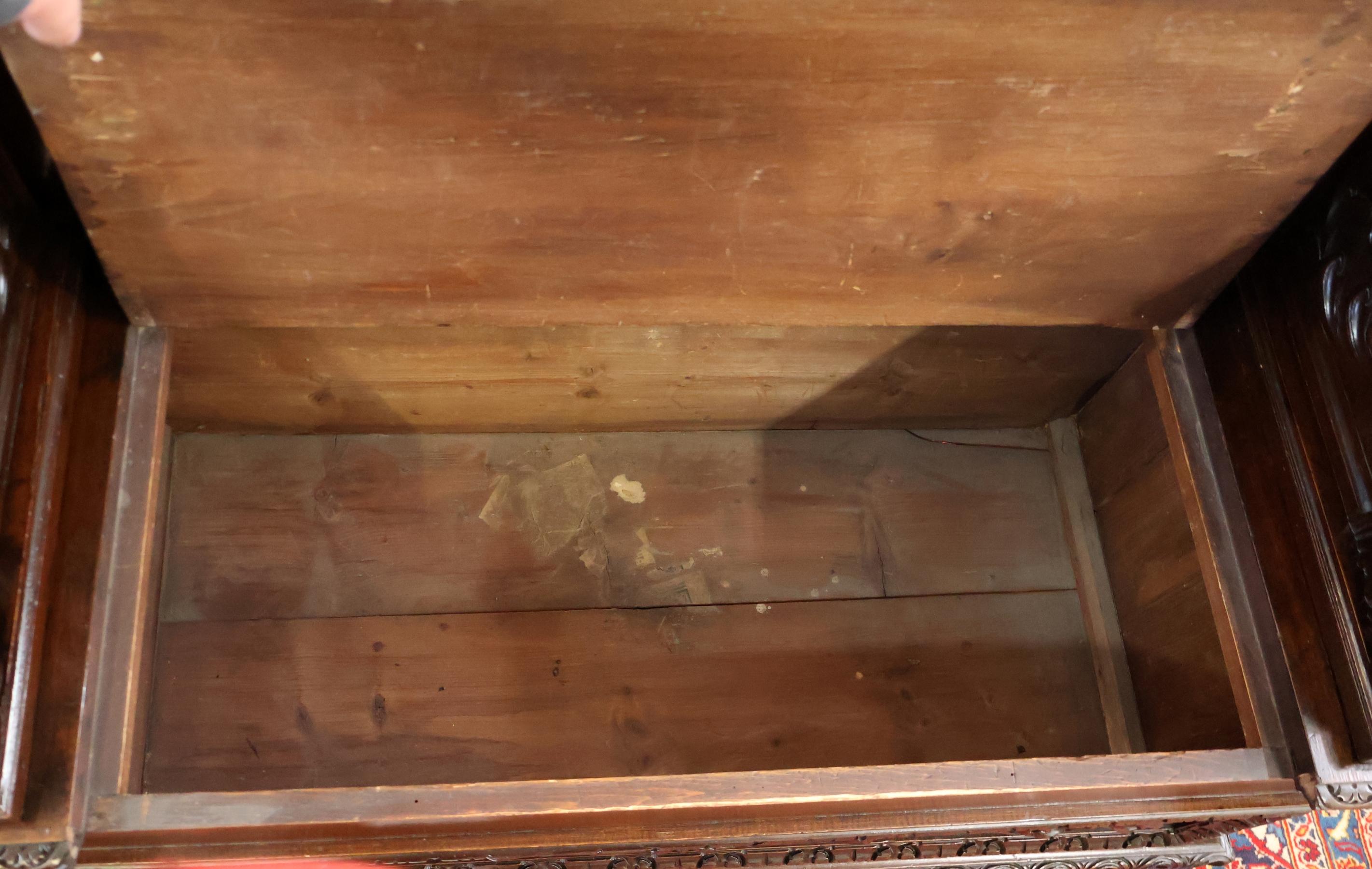 19th Century Victorian Renaissance Revival Carved Mahogany Settee Bench in vendita 2