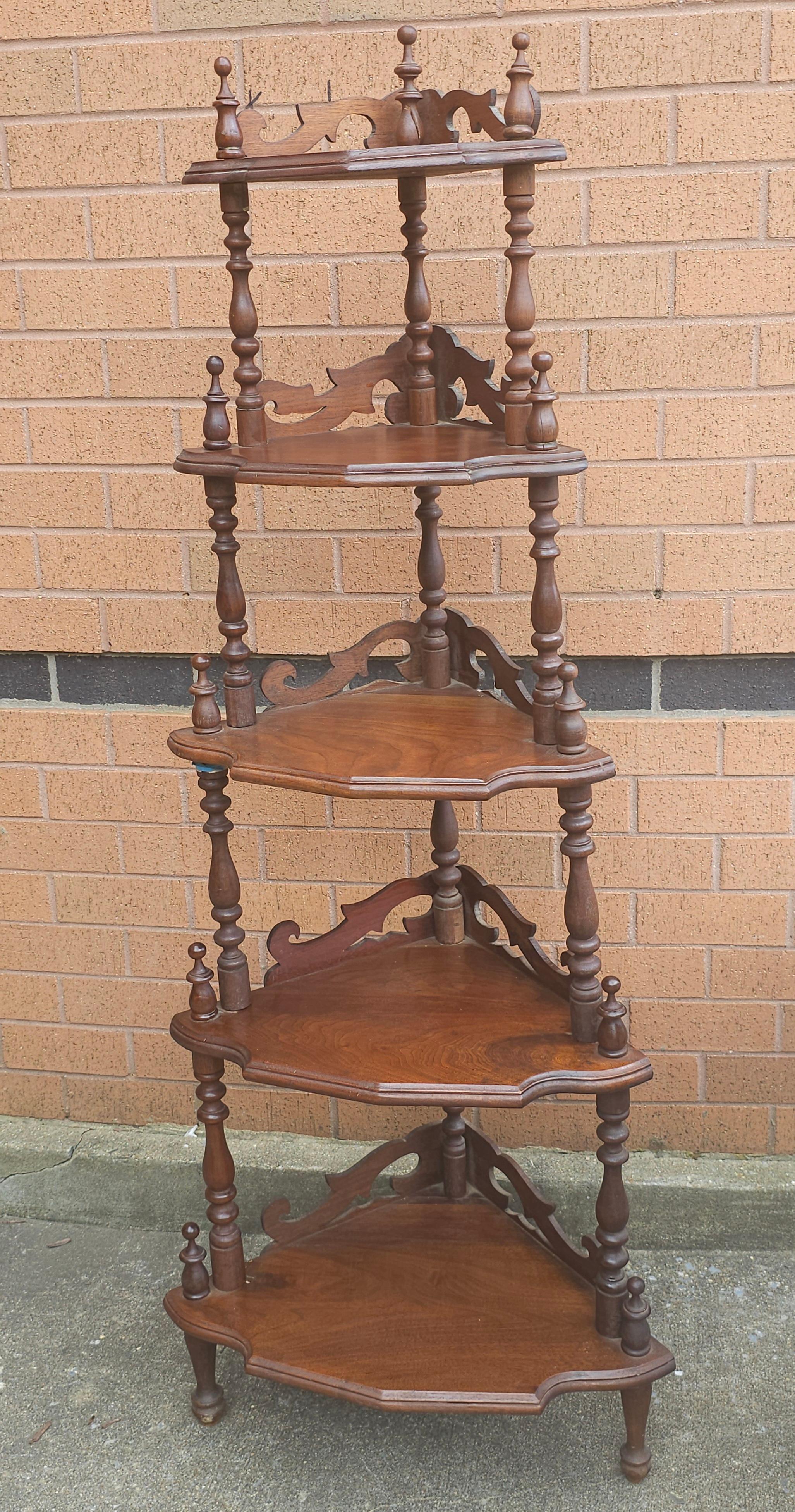 Etagère d'angle en acajou de style rococo de l'époque victorienne du 19e siècle. Mesure 24