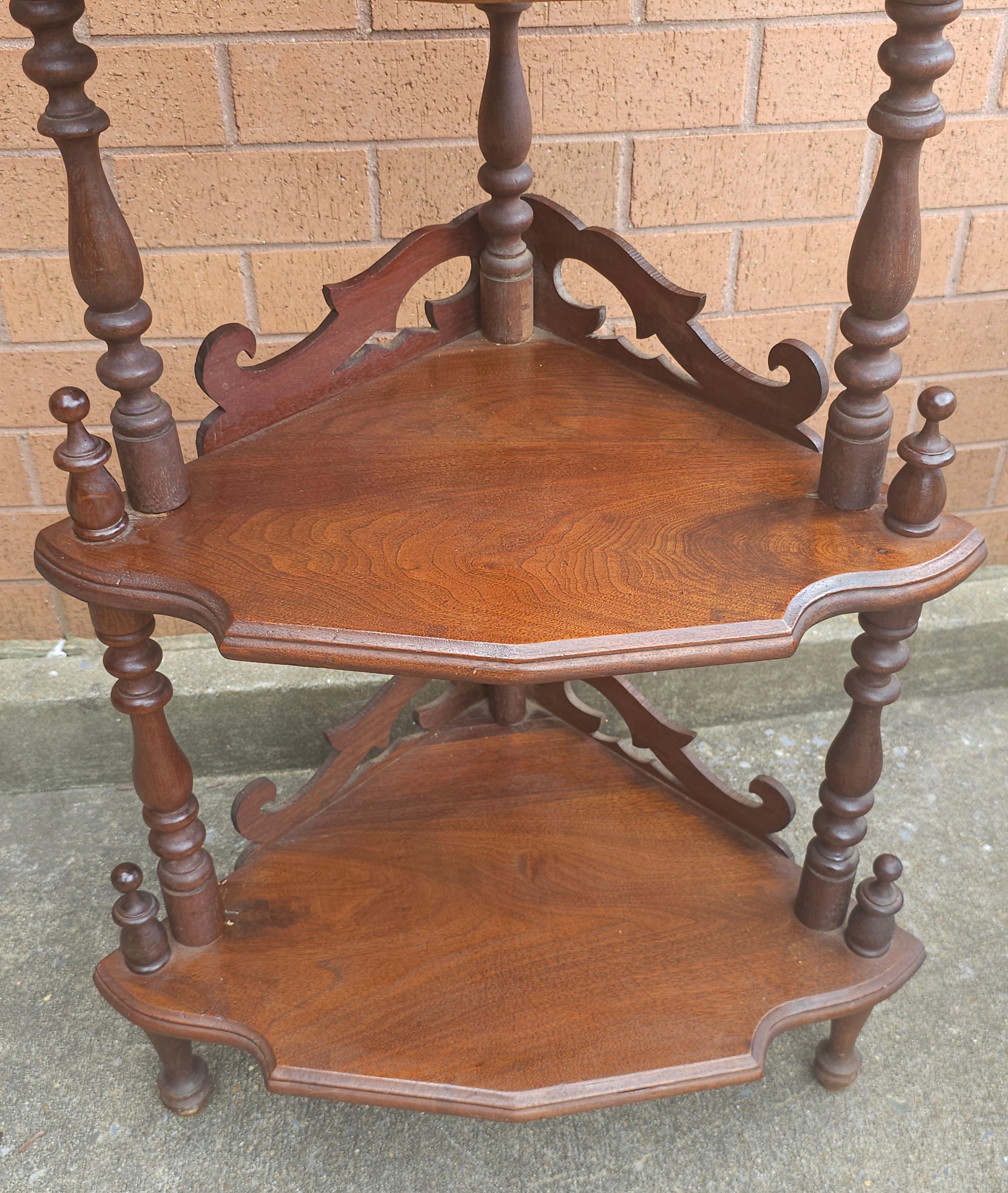 Victorien Etagère d'angle en acajou de style rococo victorien du 19e siècle en vente