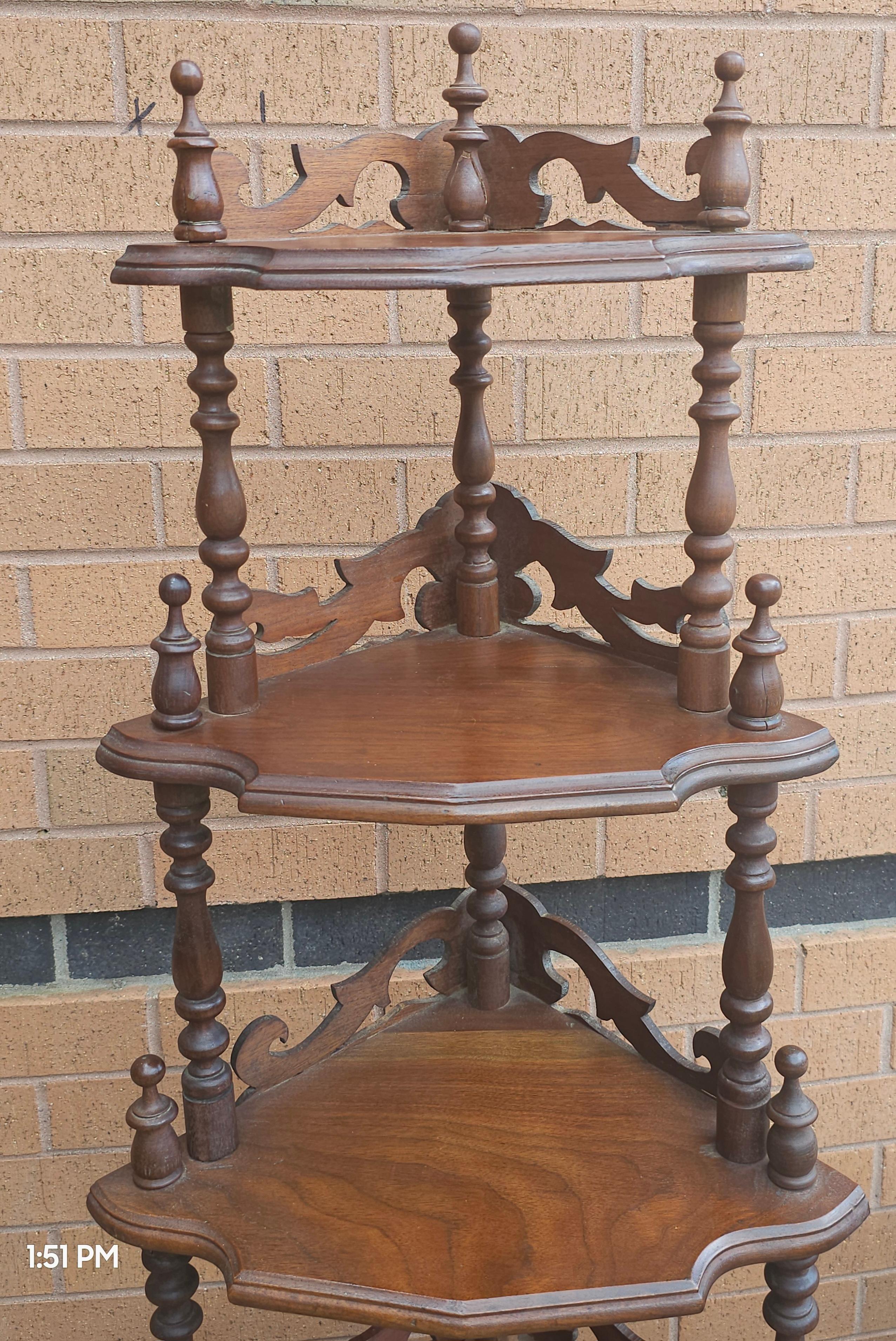 Américain Etagère d'angle en acajou de style rococo victorien du 19e siècle en vente