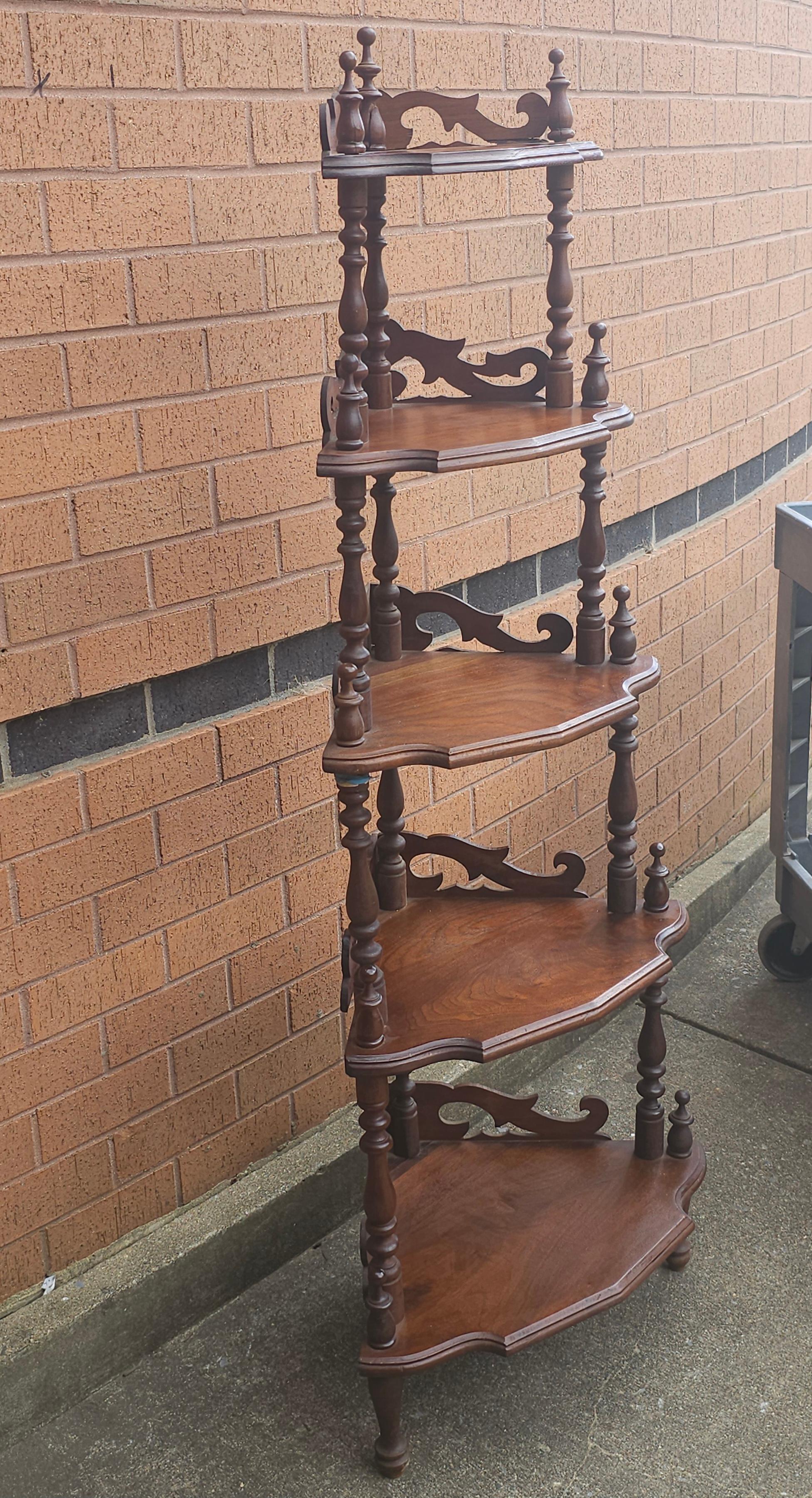 Autre Etagère d'angle en acajou de style rococo victorien du 19e siècle en vente
