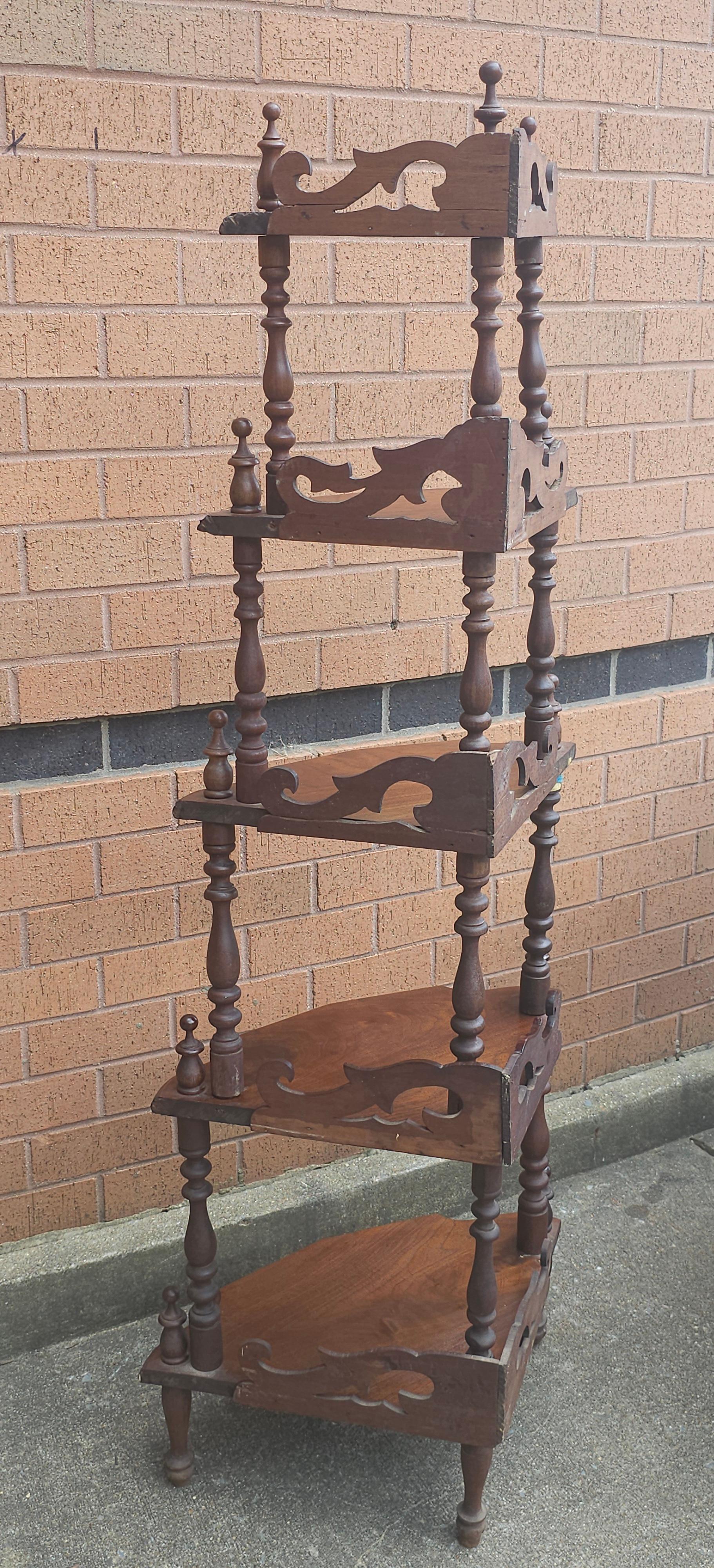 Etagère d'angle en acajou de style rococo victorien du 19e siècle Bon état - En vente à Germantown, MD