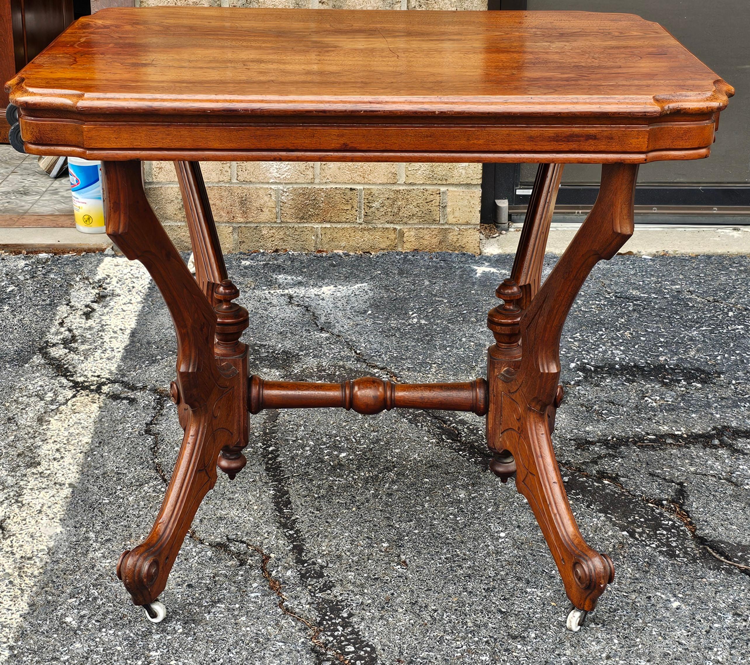 Table centrale roulante en noyer de style rococo de l'époque victorienne du XIXe siècle, mesurant 35