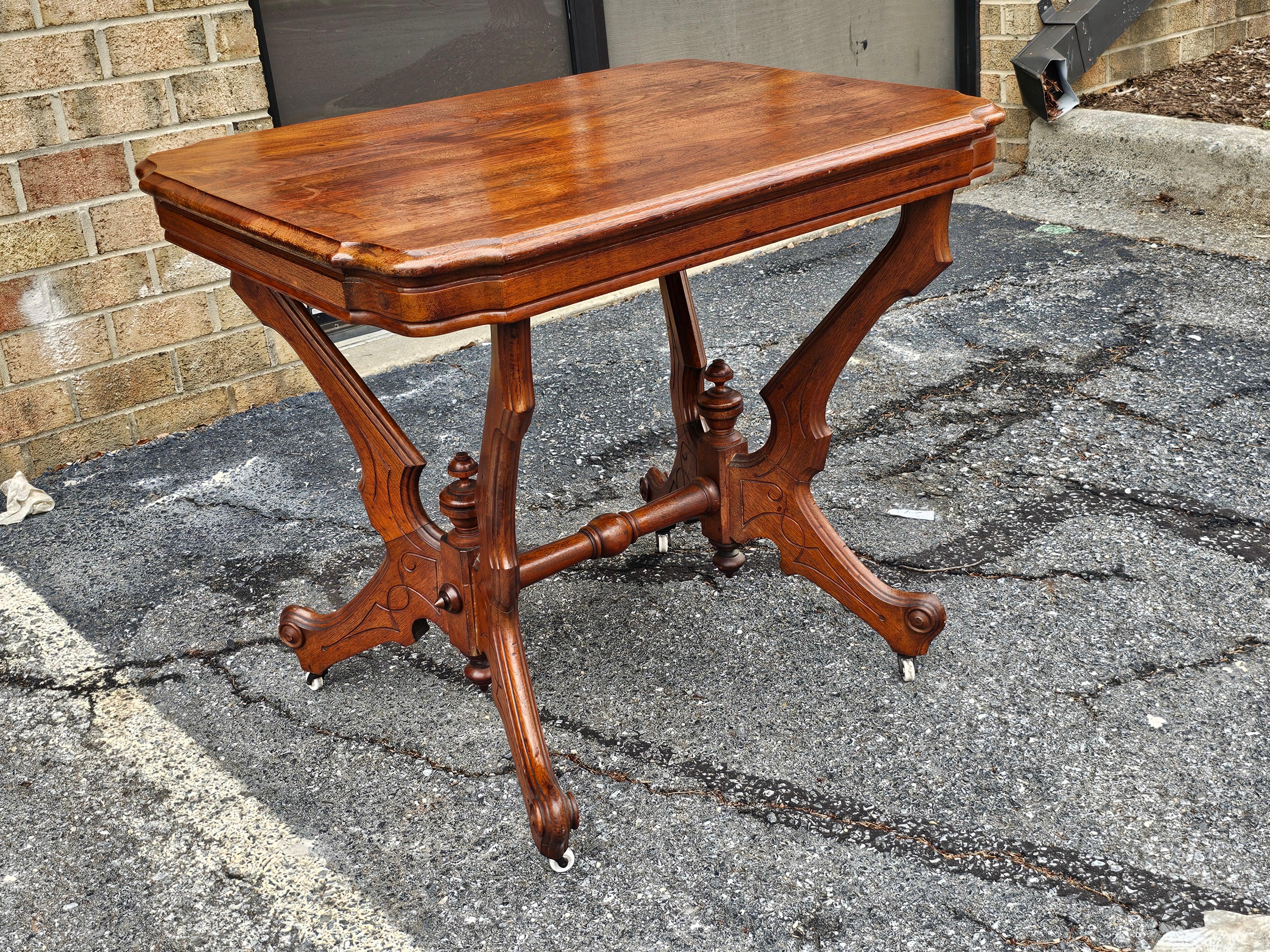 Américain Table centrale rocococo victorienne du 19ème siècle en vente