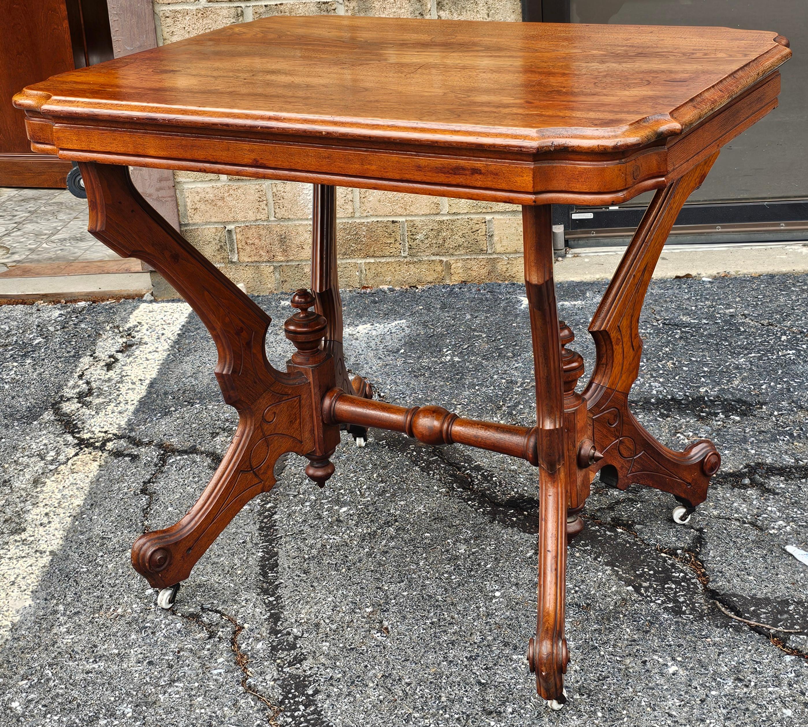 Tacheté Table centrale rocococo victorienne du 19ème siècle en vente