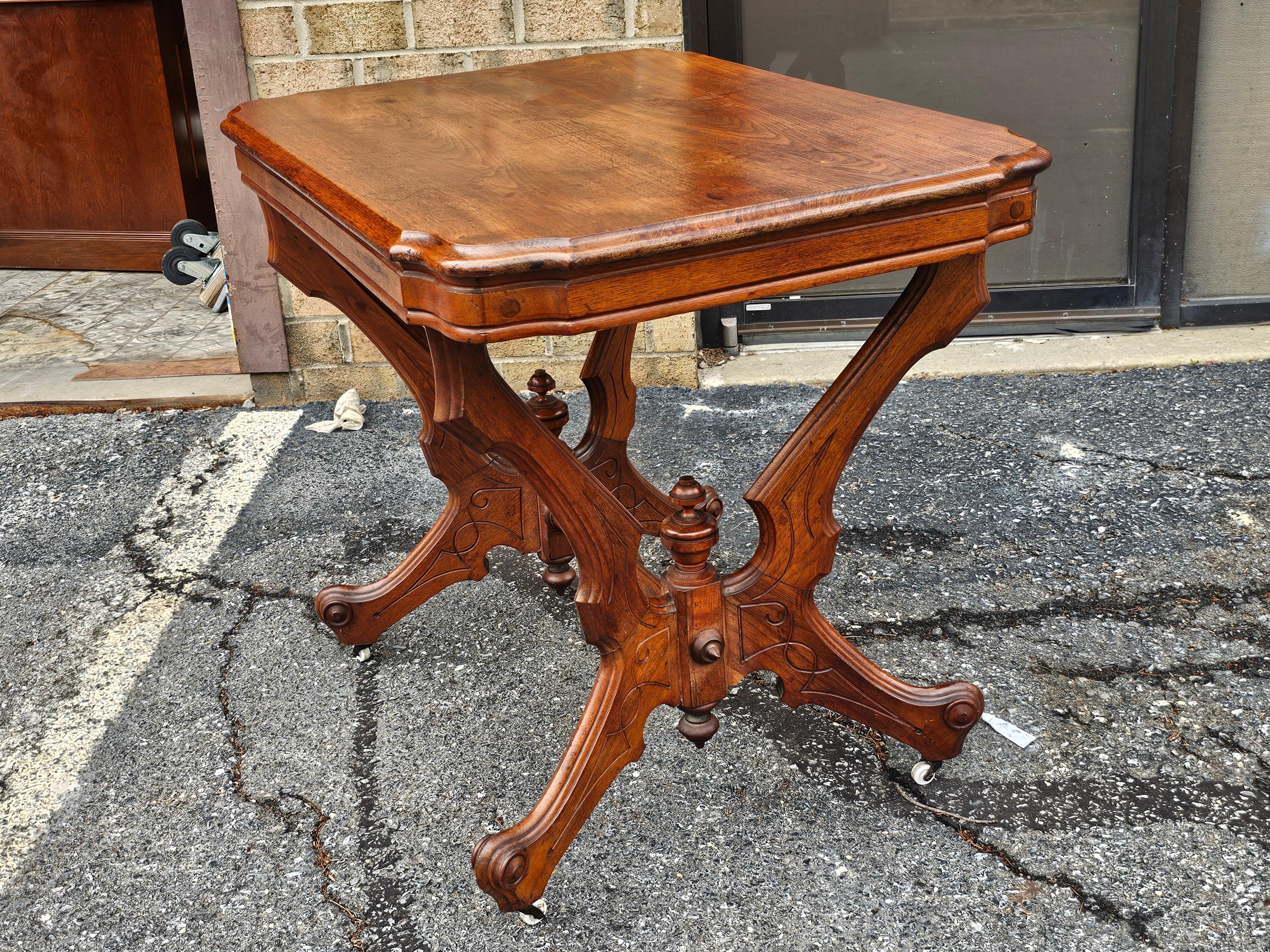 Noyer Table centrale rocococo victorienne du 19ème siècle en vente