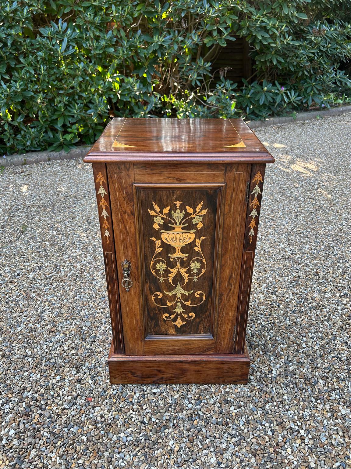 Credenza vittoriana del XIX secolo in palissandro intarsiato con intarsi decorativi e intarsio su tutta la superficie. La porta dell'armadio si apre su un ripiano interno.

Circa: 1860

Dimensioni:
Altezza:  29 pollici - 74 cm
Larghezza:  17 pollici