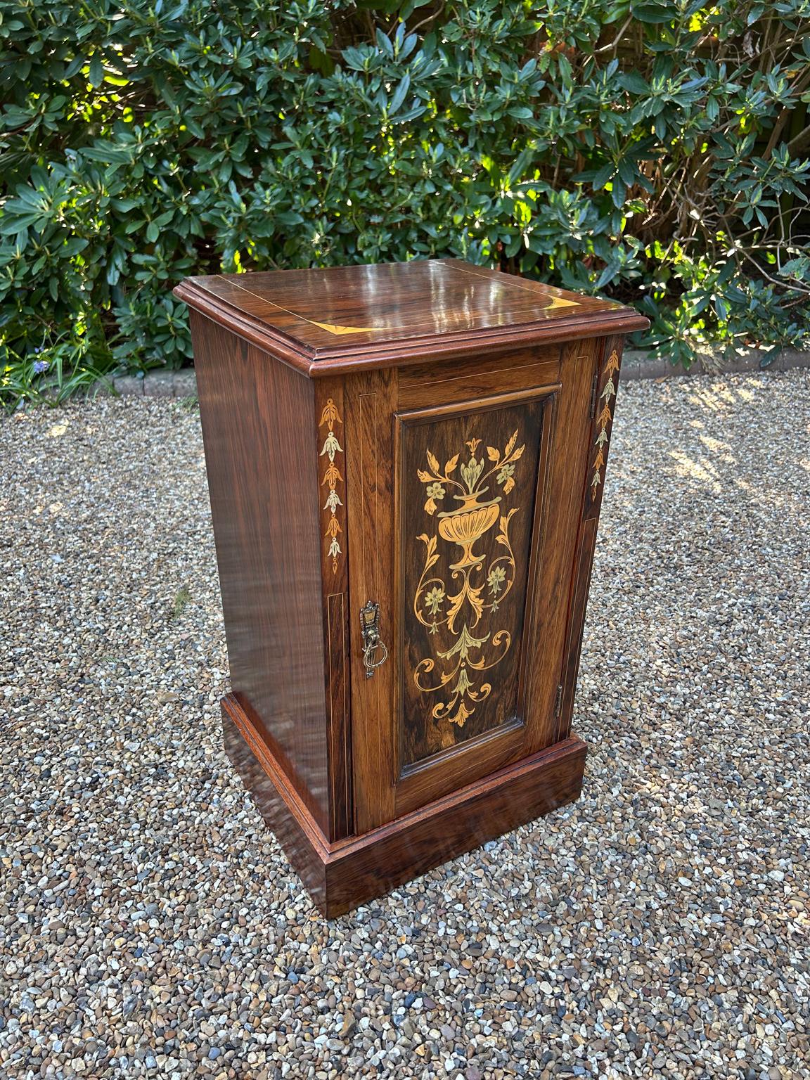 Vittoriano Credenza vittoriana in palissandro intarsiato del XIX secolo in vendita