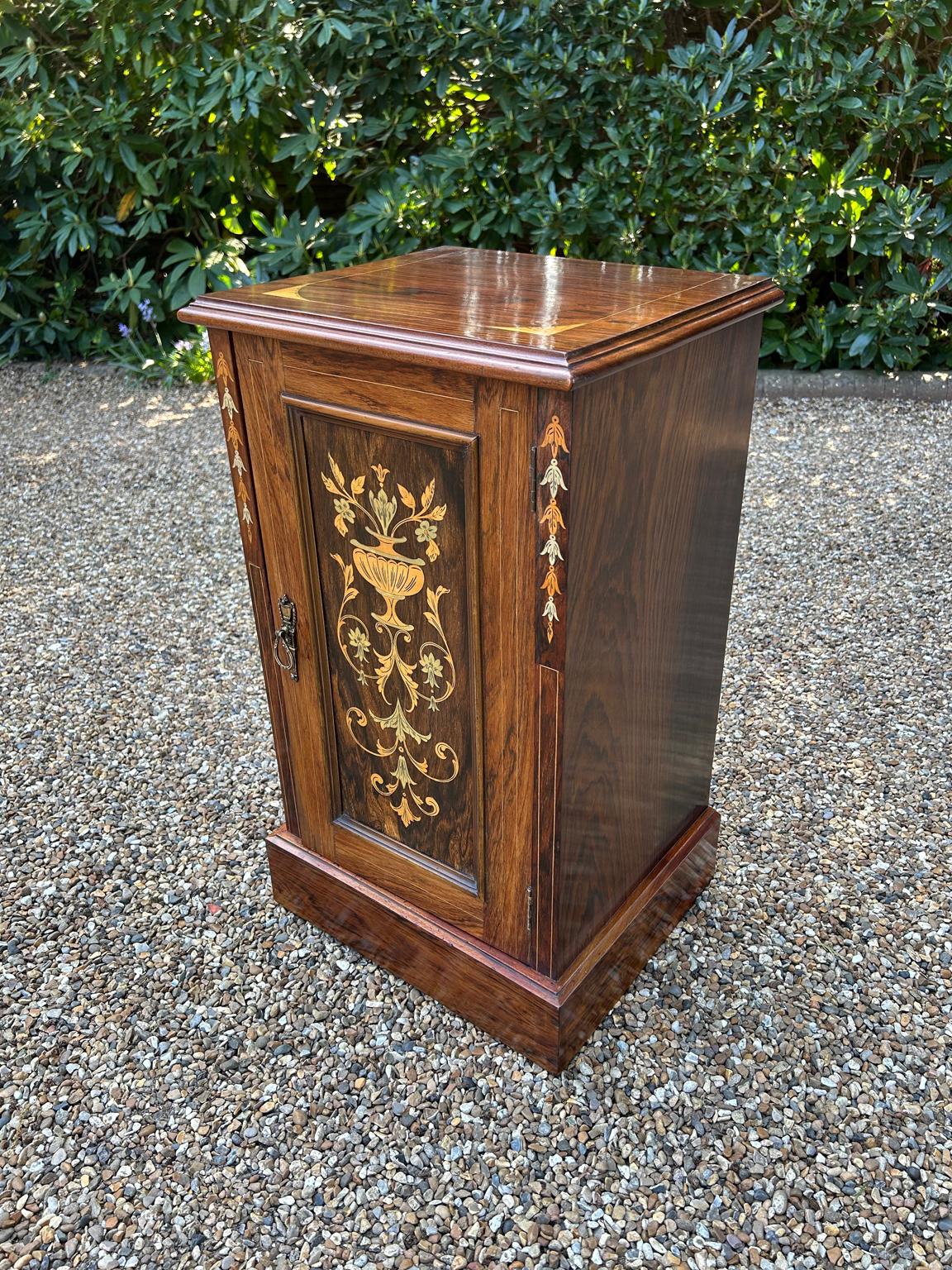 Inglese Credenza vittoriana in palissandro intarsiato del XIX secolo in vendita