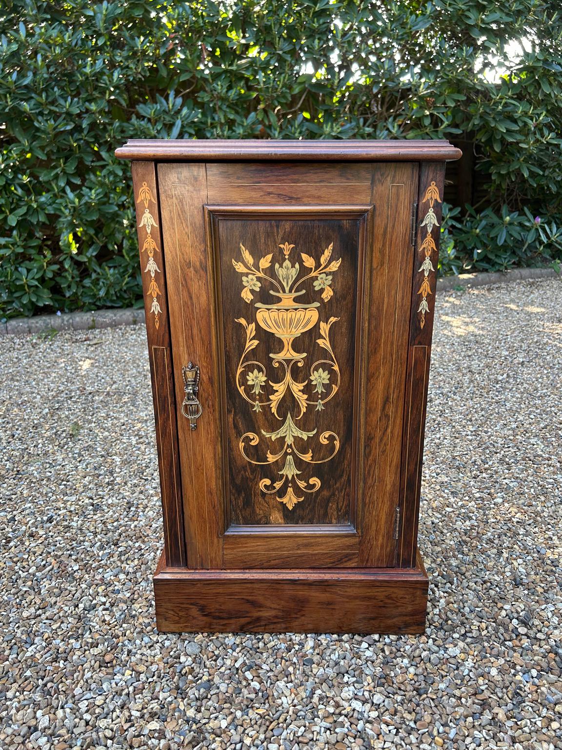 Credenza vittoriana in palissandro intarsiato del XIX secolo In condizioni buone in vendita a Richmond, Surrey