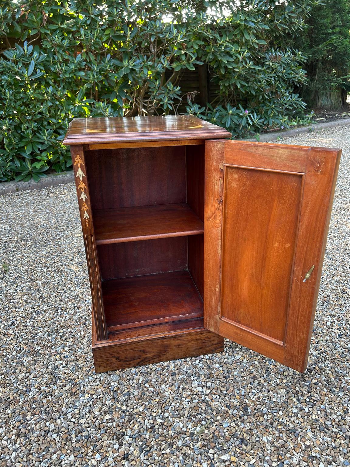 Credenza vittoriana in palissandro intarsiato del XIX secolo in vendita 1