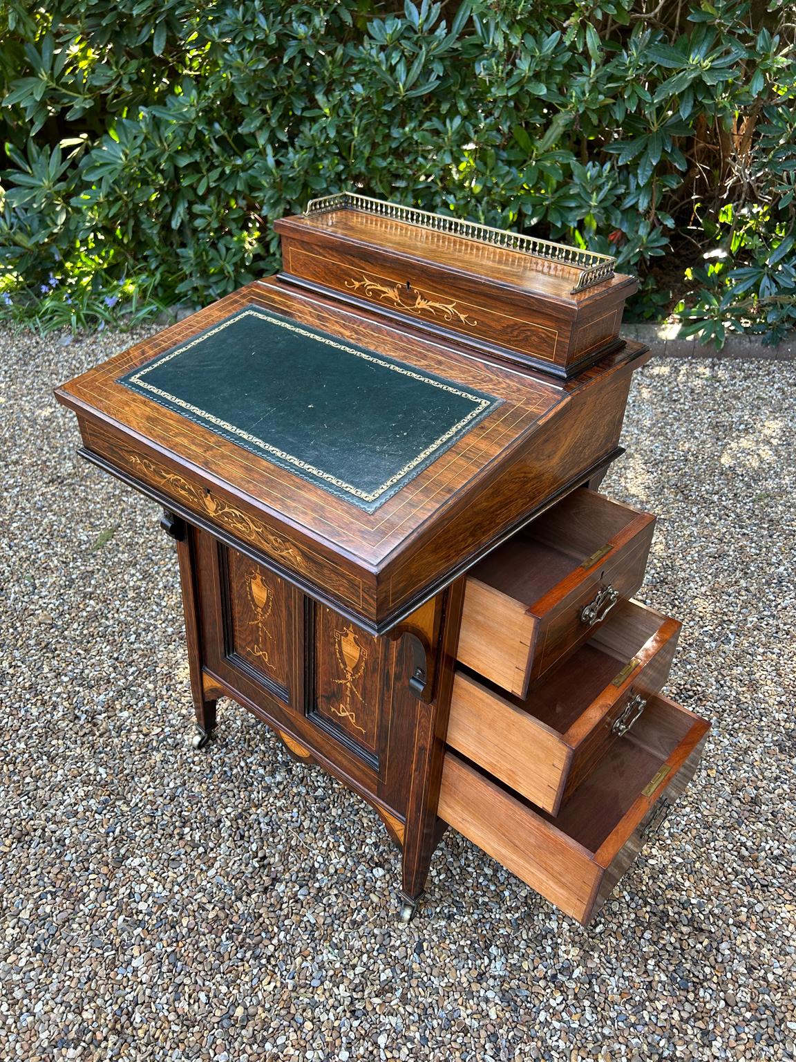 19. Jahrhundert Viktorianisch Palisander Intarsien Davenport im Zustand „Gut“ im Angebot in Richmond, Surrey