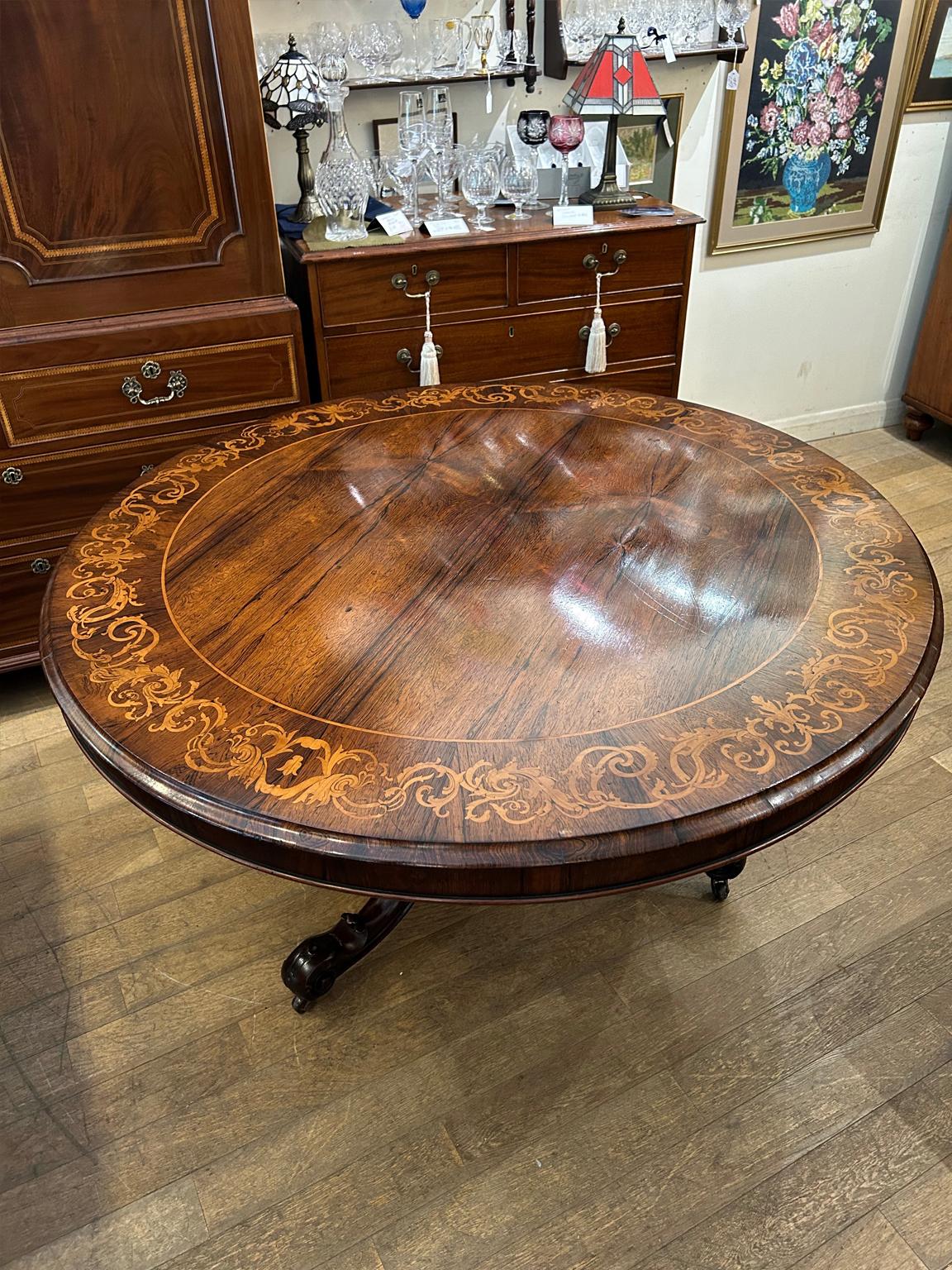 Anglais Table de salle à manger victorienne en palissandre du XIXe siècle à plateau basculant en vente