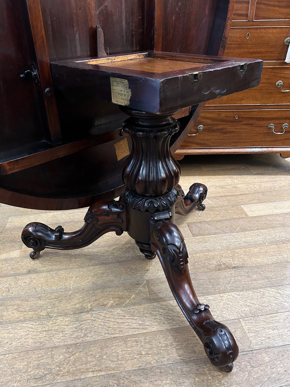 Table de salle à manger victorienne en palissandre du XIXe siècle à plateau basculant en vente 2