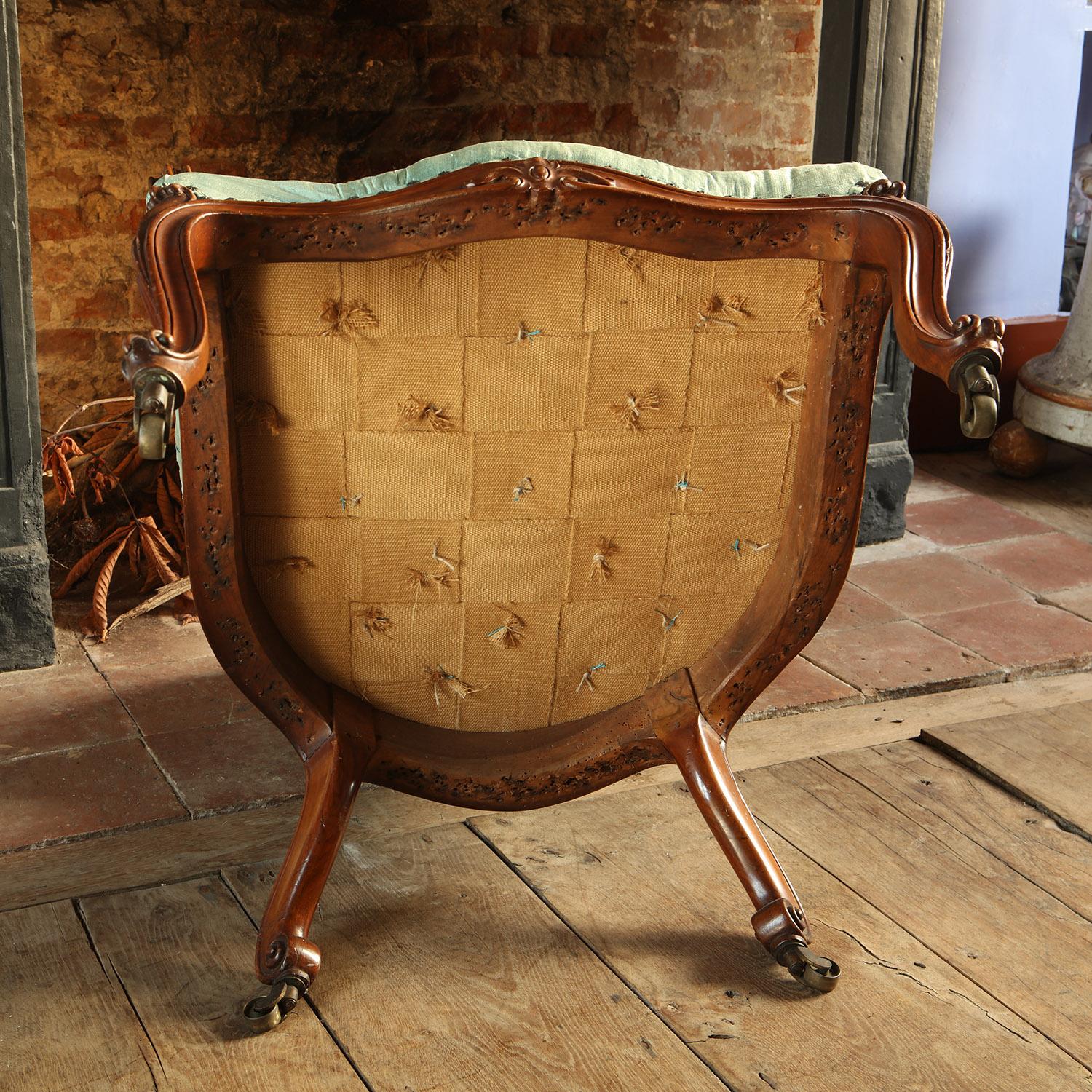 Sillón victoriano del siglo XIX tapizado con botones de seda Nogal en venta