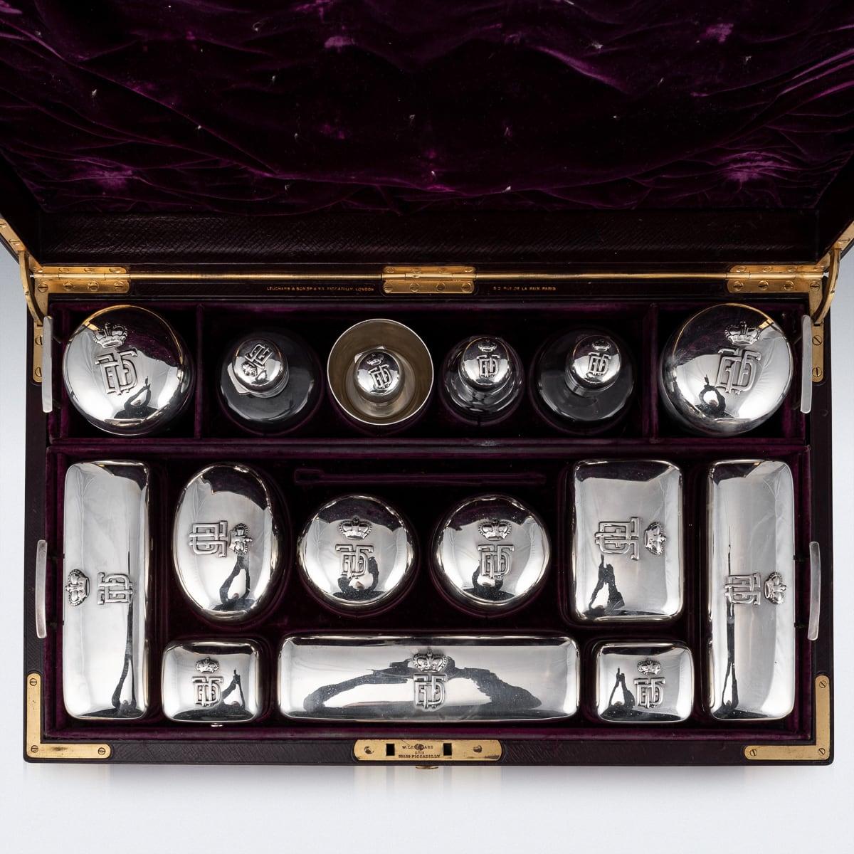 Antico astuccio da toilette per gentiluomini in argento massiccio del XIX secolo, realizzato in modo superbo dal rinomato William Leuchars di Piccadilly, che nel 1837 ottenne il mandato reale per gli astucci da toilette. All'interno di una custodia