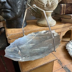 Cesta ovalada inglesa victoriana bañada en plata del siglo XIX con decoración orientalista