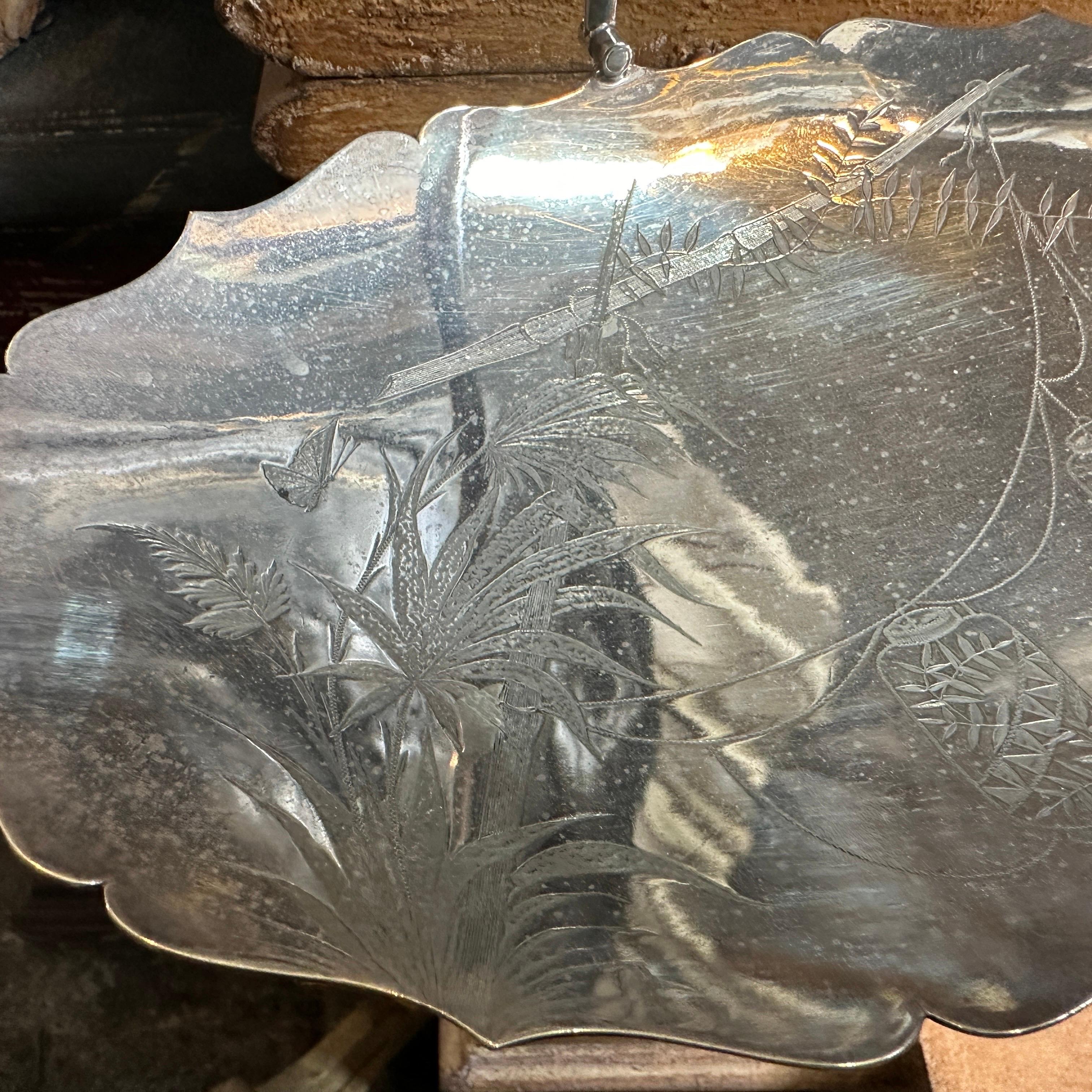 Victorien tardif Panier ovale anglais victorien du 19ème siècle en métal argenté avec décor orientaliste en vente