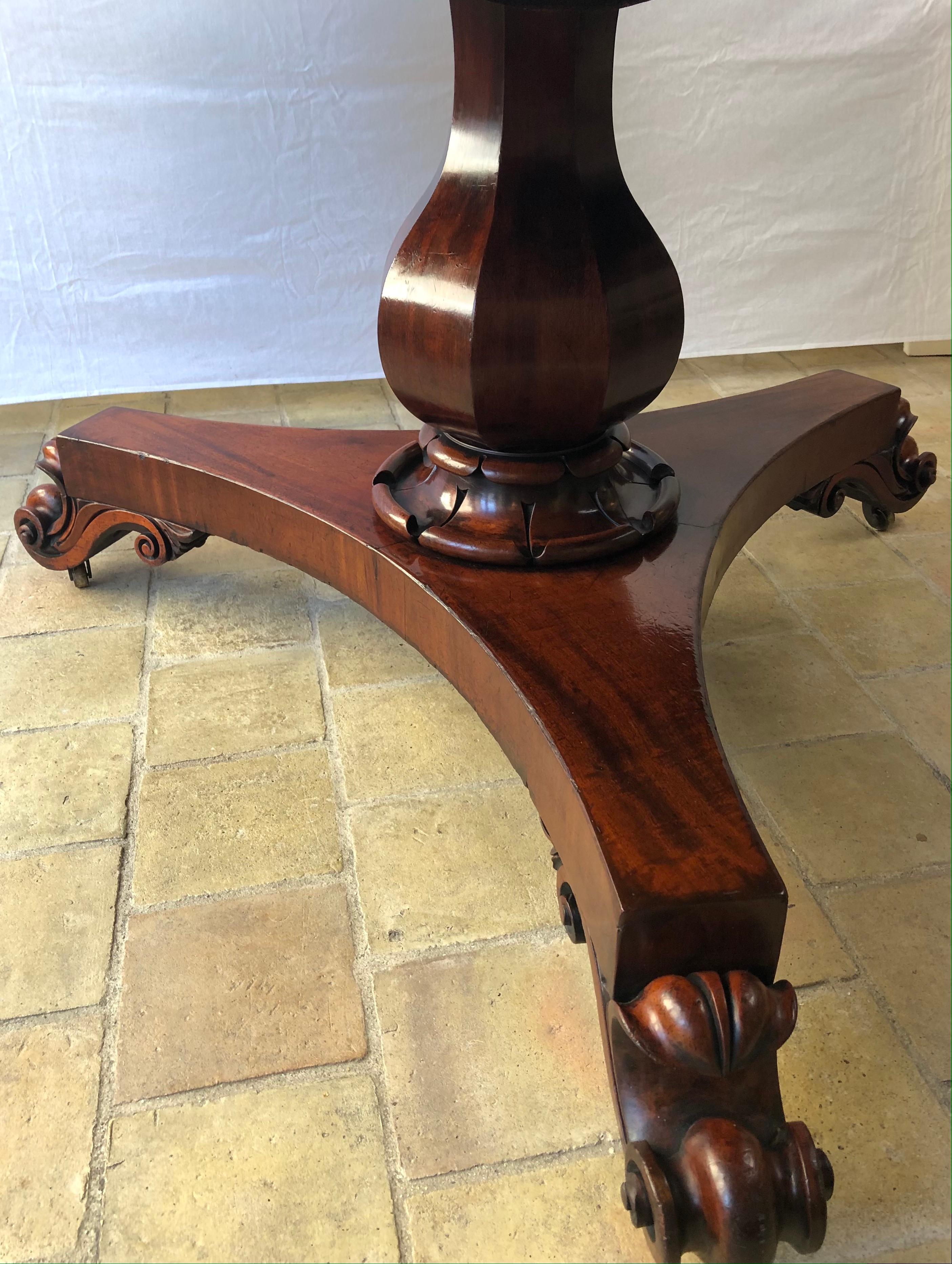 19th Century Victorian Tilt-Top Center Table, Large Round Mahogany Dining Table For Sale 4