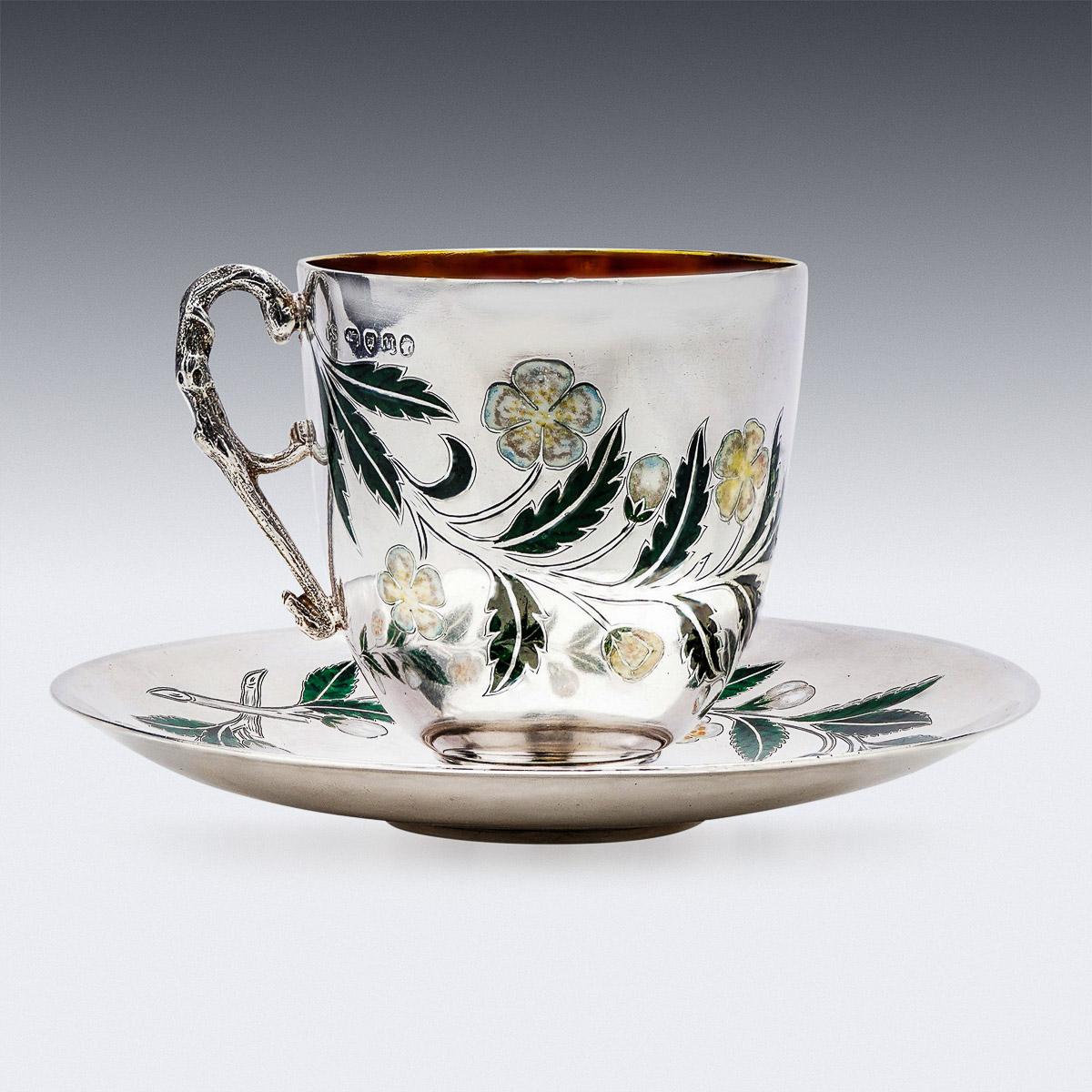 Antike viktorianische Teetasse und Untertasse aus massivem Silber und Emaille des 19. Jahrhunderts, kreisförmig und mit geformtem Henkel, glattem Rand und gewölbtem Fuß, mit Blumen und Blättern verziert, exquisite Qualität und tadellose Verwendung