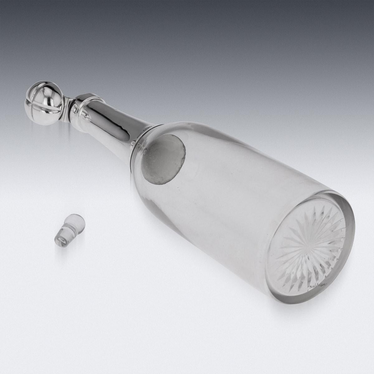 Argent Carafe « Champagne Bottle » victorienne du 19ème siècle en argent massif et verre, vers 1895 en vente