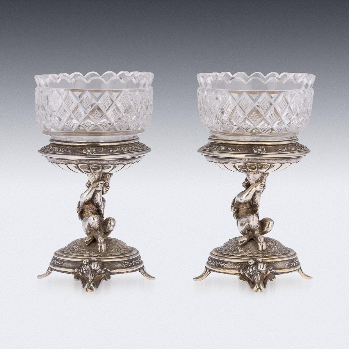 Britannique Salières figuratives victoriennes en argent massif et verre du 19ème siècle, Elkington, vers 1890 en vente
