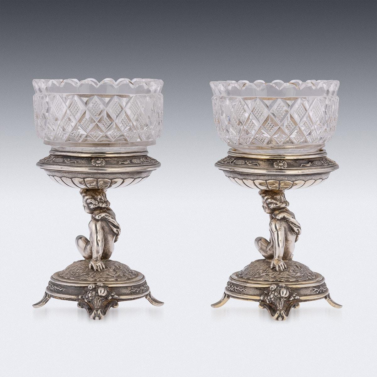 XIXe siècle Salières figuratives victoriennes en argent massif et verre du 19ème siècle, Elkington, vers 1890 en vente