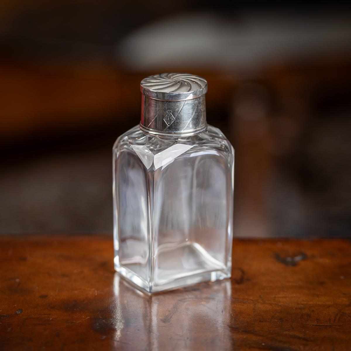 Antike 19. Jahrhundert viktorianischen massivem Silber und Glas  Reisekolben, mit klappbarem Becherdeckel. In seiner ursprünglichen Form mit silbernen wirbelnden Muster Schraubverschluss, Hand graviert wirbelnde Dekoration unten den Hals der Flasche