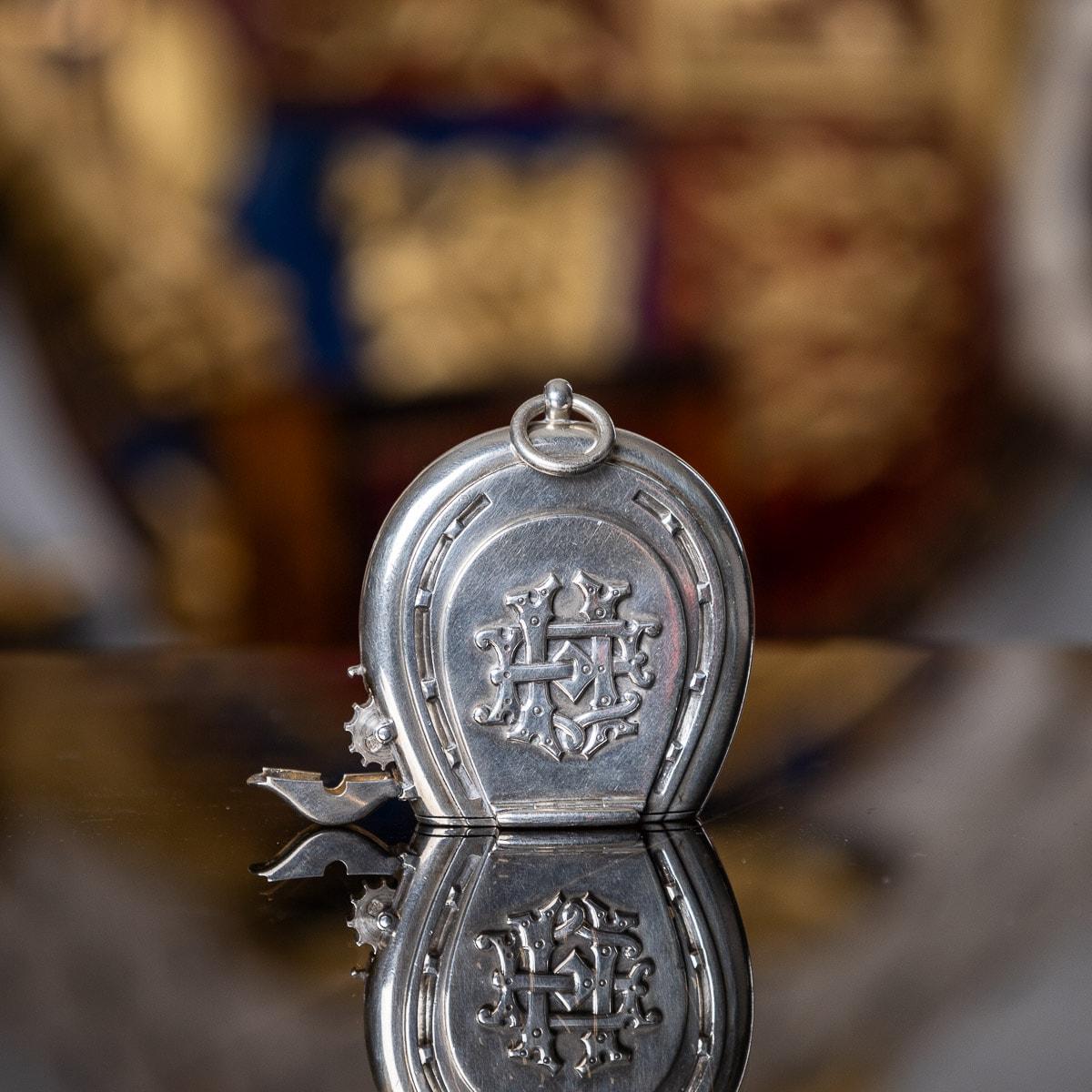 Antike Mitte des 19. Jahrhunderts sehr seltene viktorianische Vesta-Hülle und Feuerzeug aus massivem Silber, in Form eines Hufeisens, beidseitig zu öffnen, mit einem Fach für Streichhölzer und einen Anzünder, mit Rad zum Aufziehen des