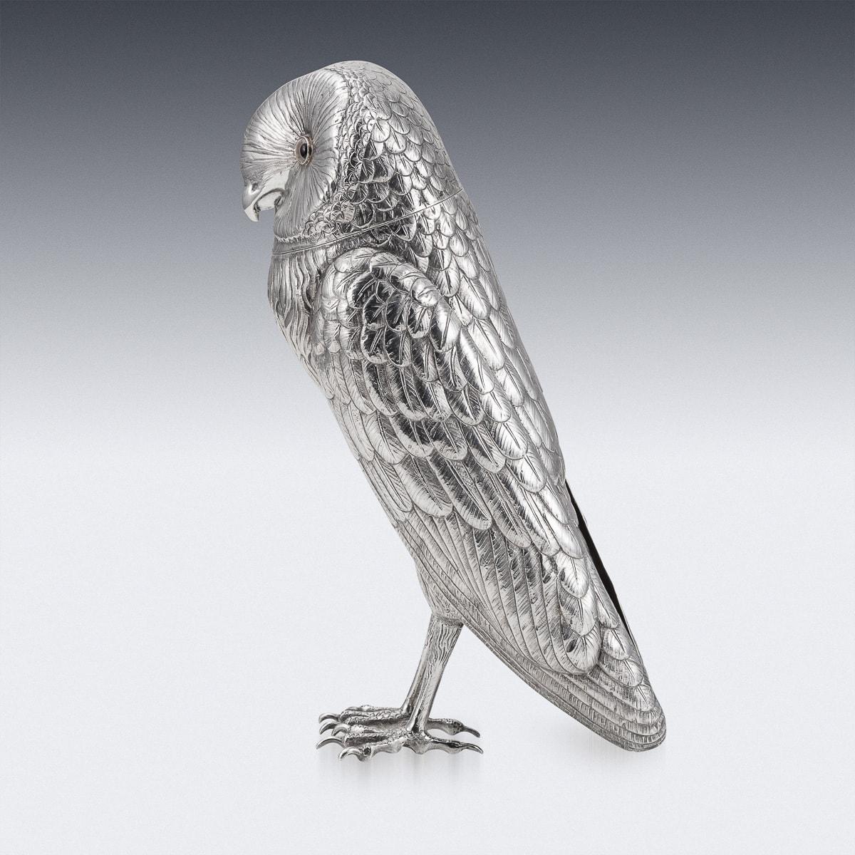 Shaker en argent massif de style victorien de la fin du 19e siècle, en forme de hibou, avec des yeux en verre et une tête amovible. Argent anglais poinçonné (norme 925), Londres, année 1898 (c), étranger (F), importateur SBL (Samuel Boyce (ou Boaz)