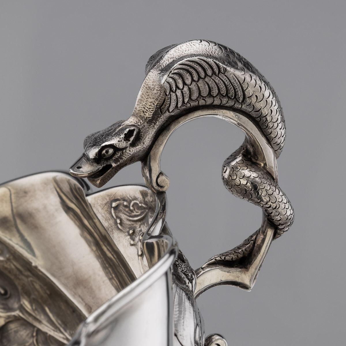 Antico set vittoriano del XIX secolo di 8 ciotole a forma di drago in argento massiccio, sollevate su un piede circolare allargato, il corpo scanalato con decorazioni floreali in rilievo, i lati applicati con draghi fusi che intrecciano un manico a