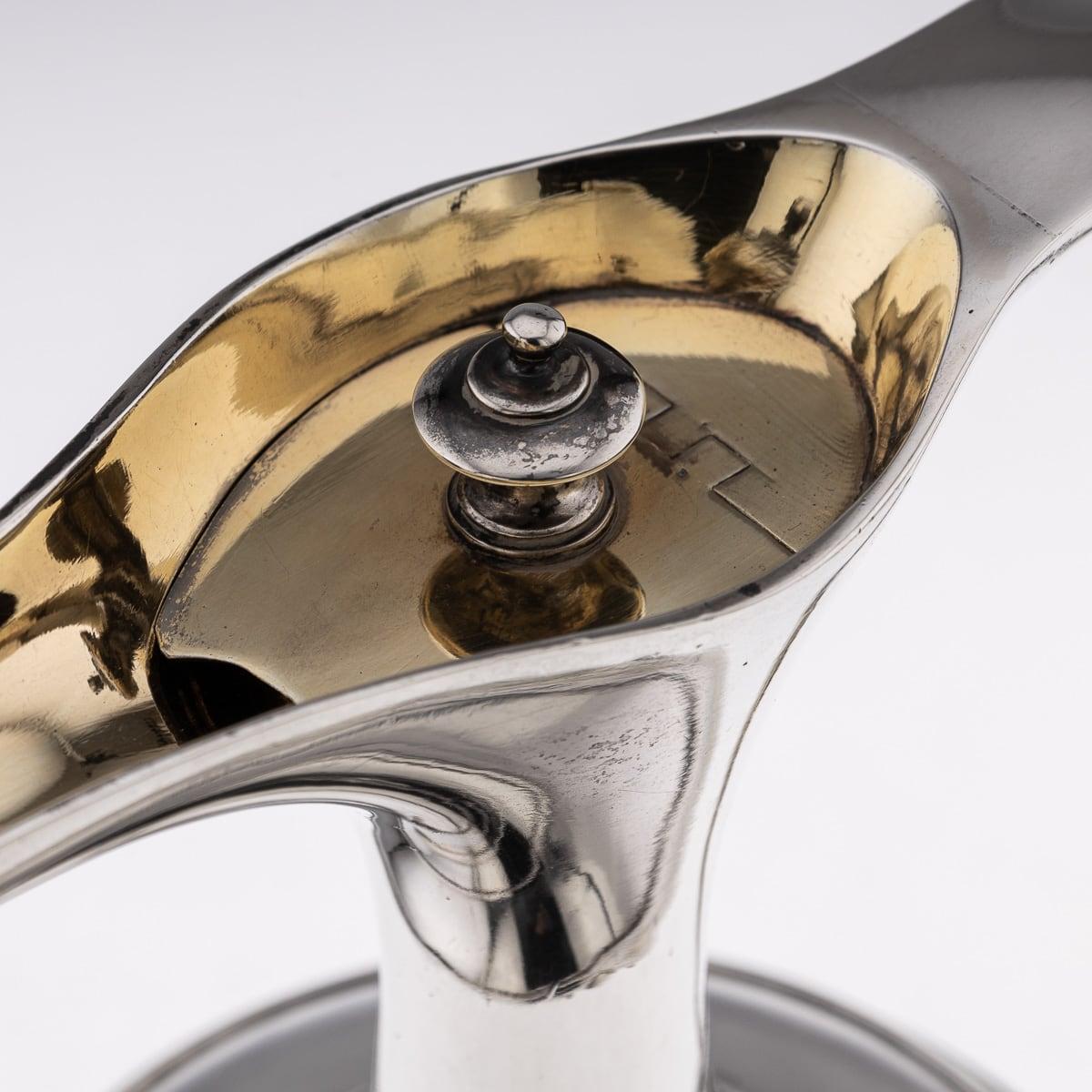 Jarra de vino victoriana de plata maciza del siglo XIX, Edward Barnard & Sons c.1870 en venta 6