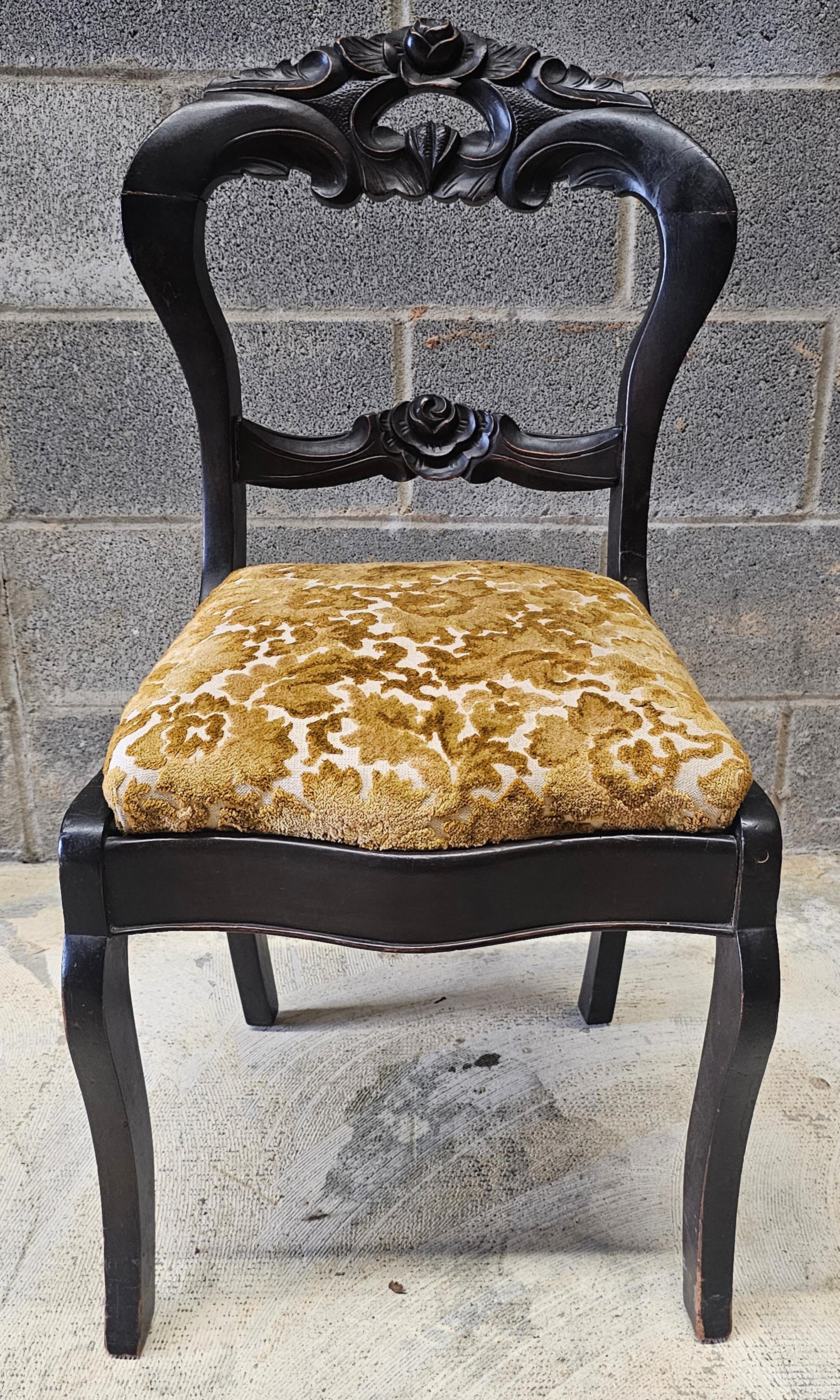 Américain 19e siècle Victorien en noyer teinté et tapissé  Chaise d'appoint en vente
