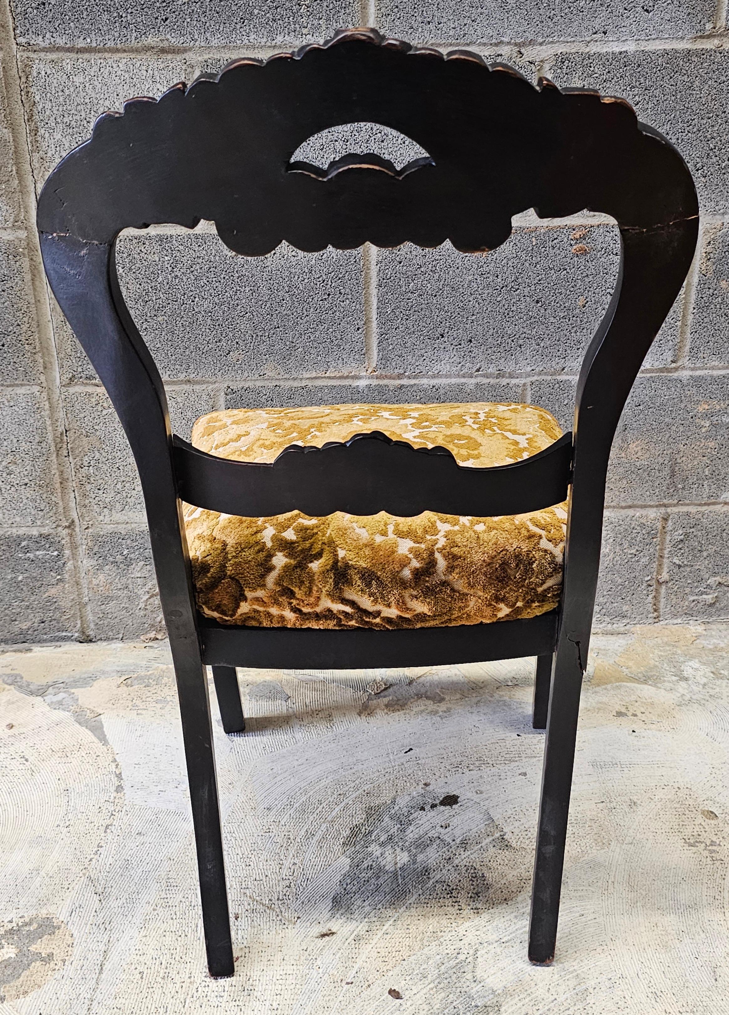 Sculpté 19e siècle Victorien en noyer teinté et tapissé  Chaise d'appoint en vente